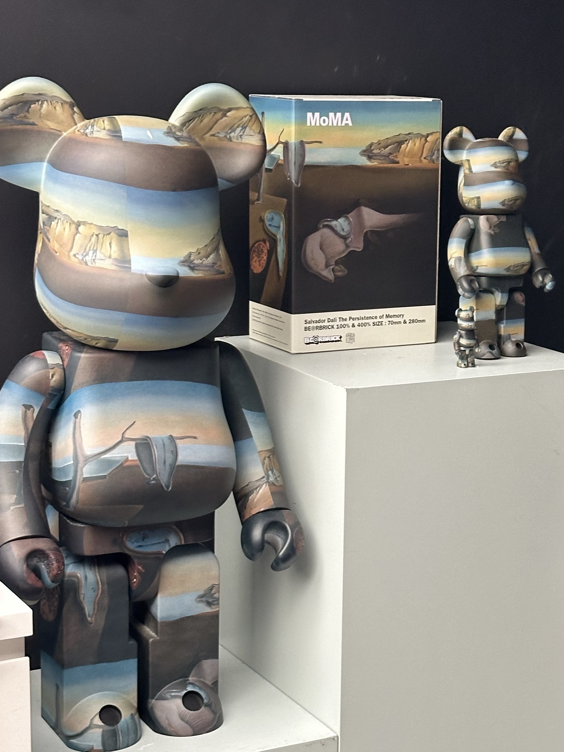 Bearbrick x MoMA Salvador Dali The Persistence of Memory 1000%, Bearbrick x MoMA Salvador Dali The Persistence of Memory 100% & 400% Set 착용 스타일 - 1