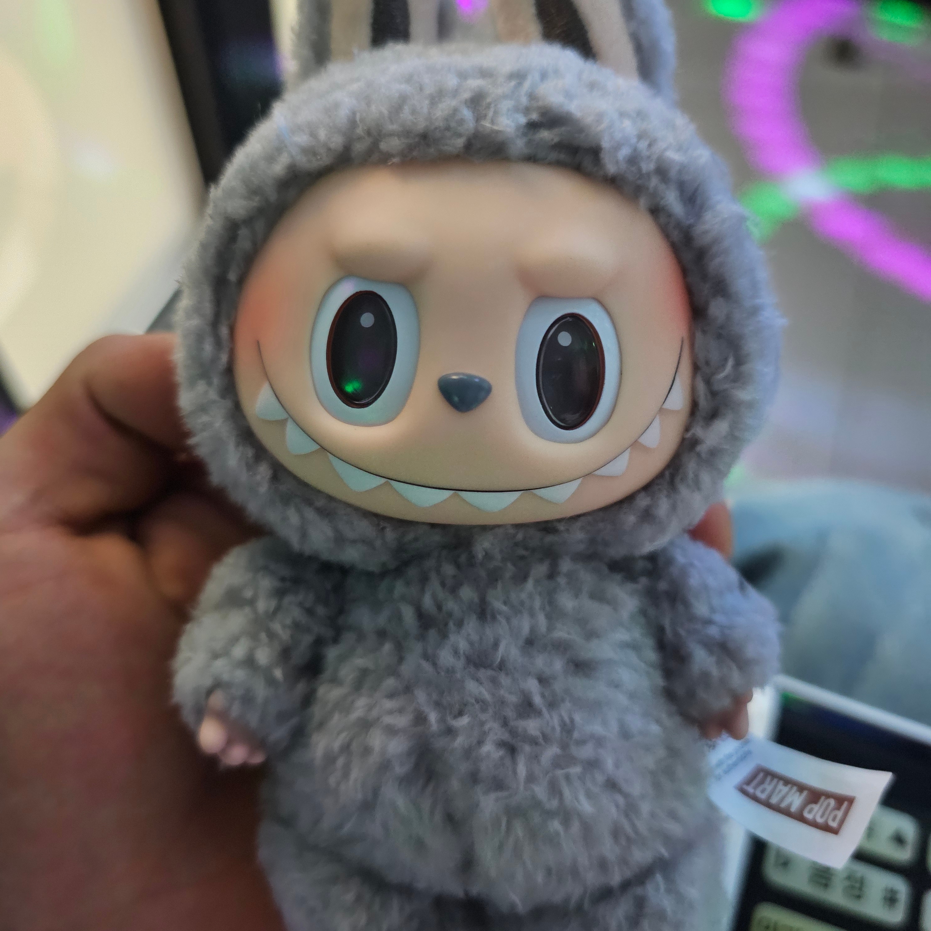 Pop Mart Labubu The Monsters Labubu Tasty Macarons Series Sesame Bean Keyring (Opened Case) 착용 스타일