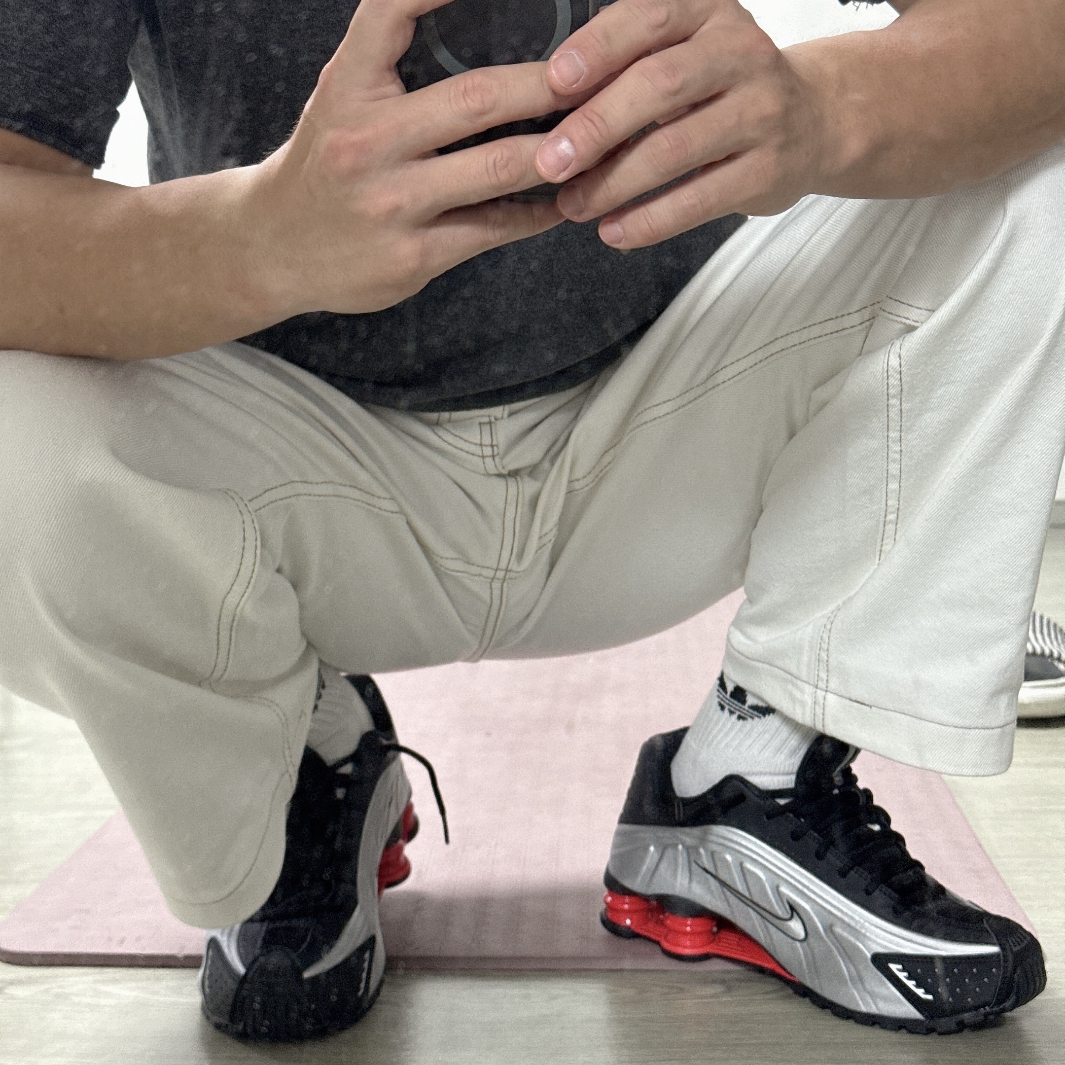 Nike Shox R4 Metallic Silver Red 착용 스타일 - 1