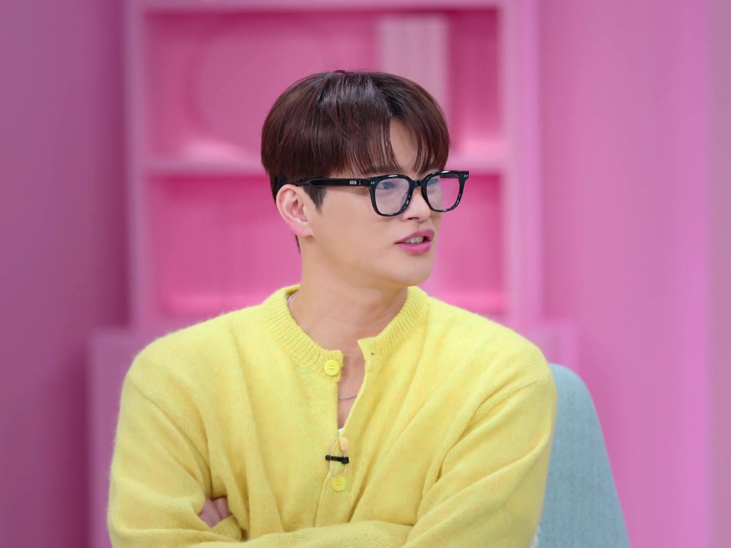 STU Round Neck Cardigan Yellow 착용 스타일 - 2