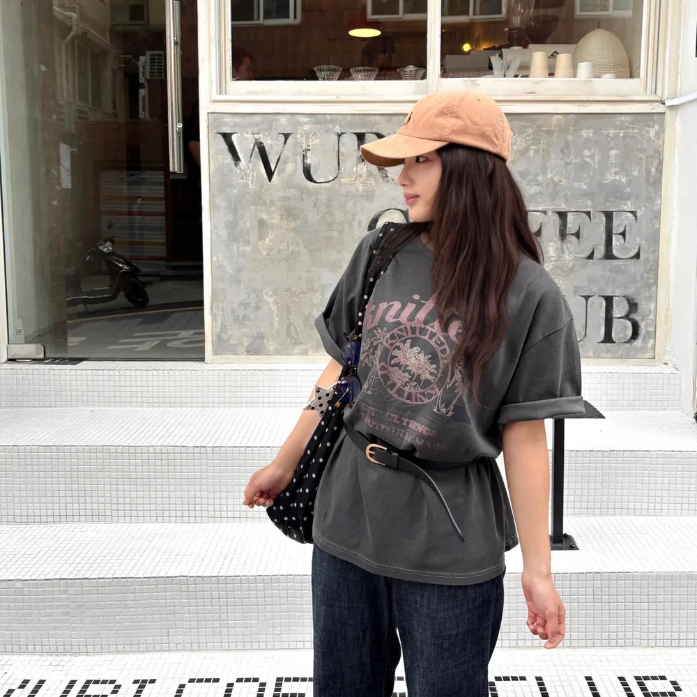 Knitted Pigment Palm Tree Graphic T-Shirt Pink 착용 스타일