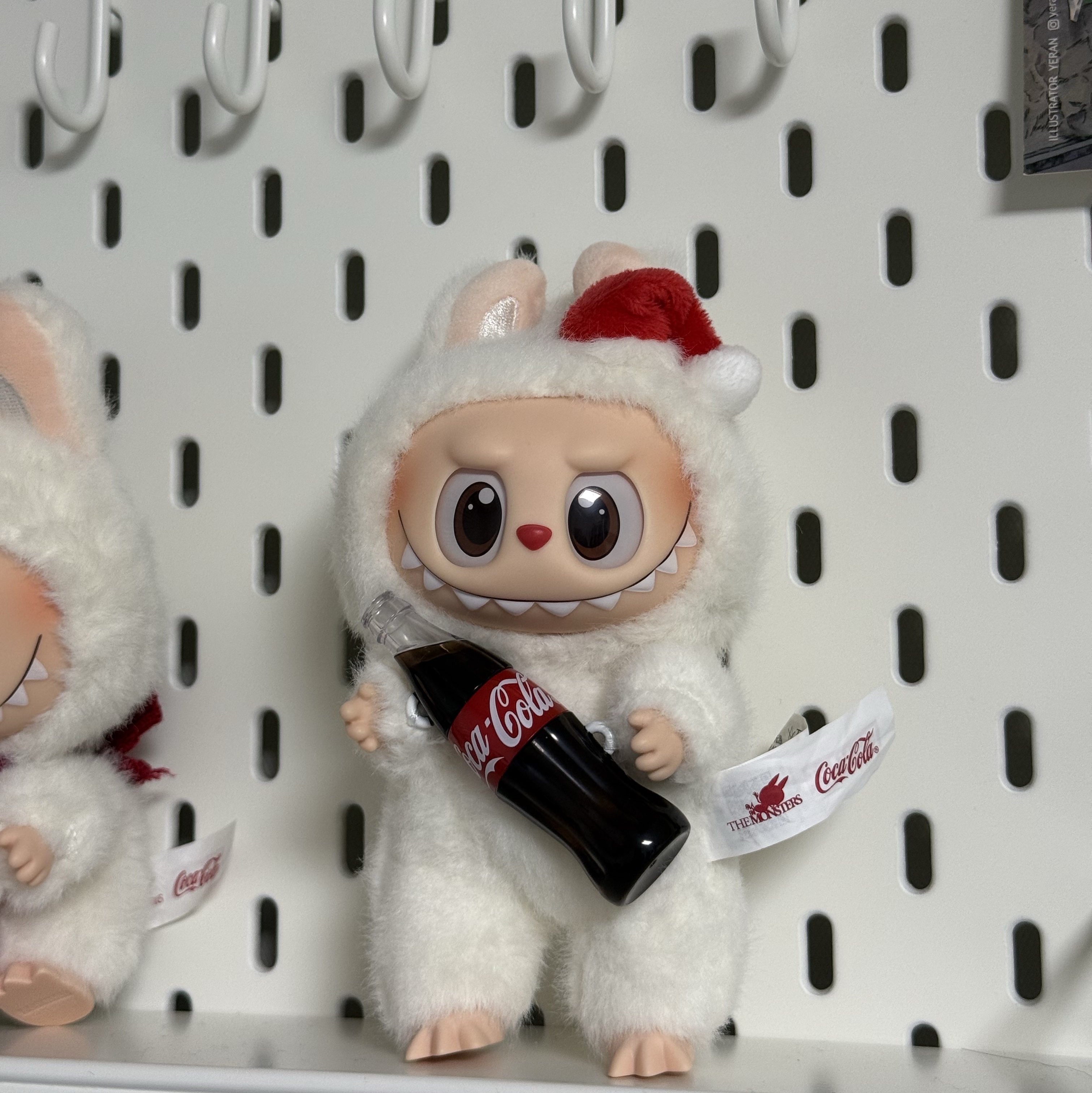 Pop Mart Labubu Coca Cola Series Surprise Shake Keyring (Opened Case), Pop Mart Labubu Coca Cola Series Happy Factor Keyring (Opened Case) 착용 스타일 - 2