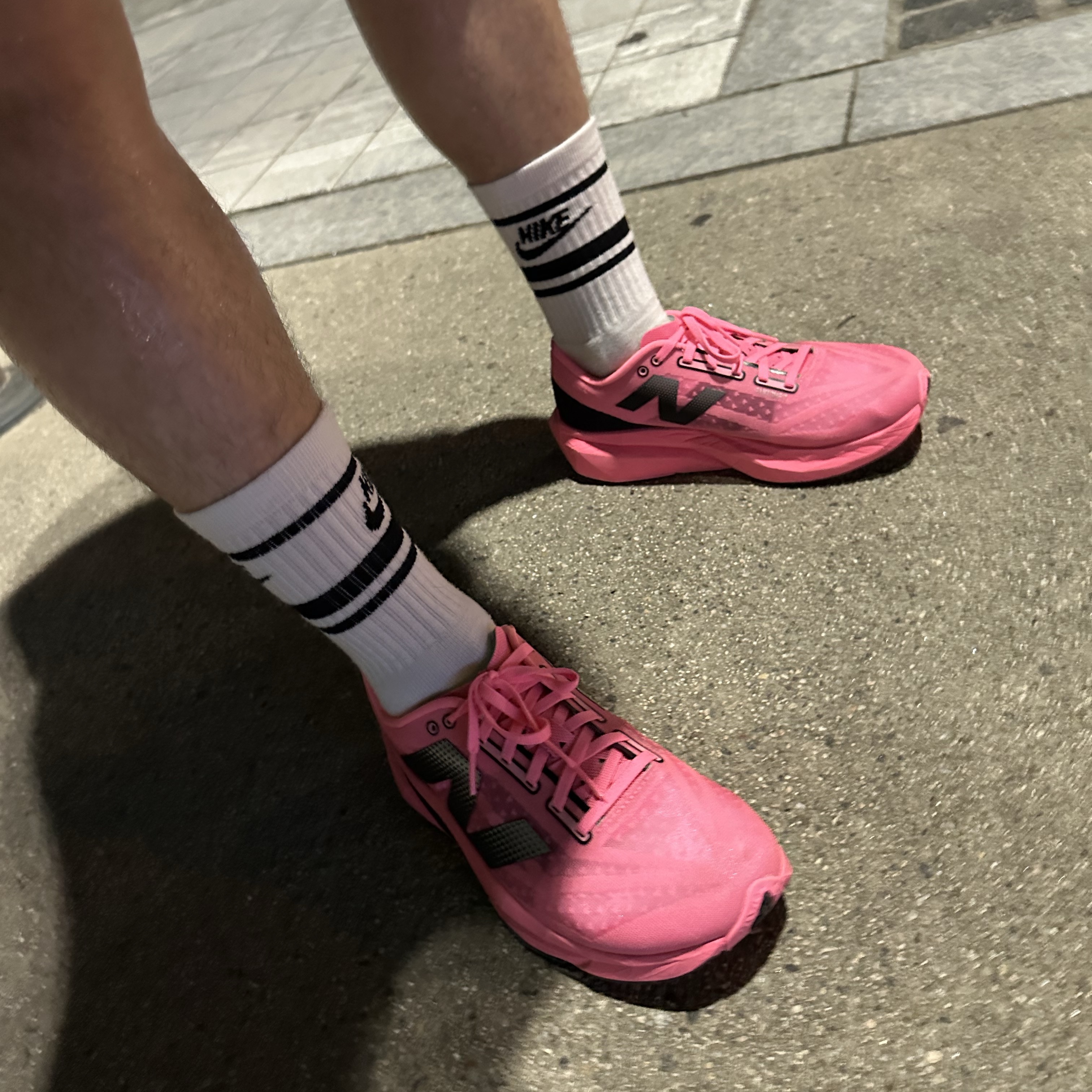 New Balance Fuelcell Rebel v4 Ultra Pink Black - 2E Wide 착용 스타일