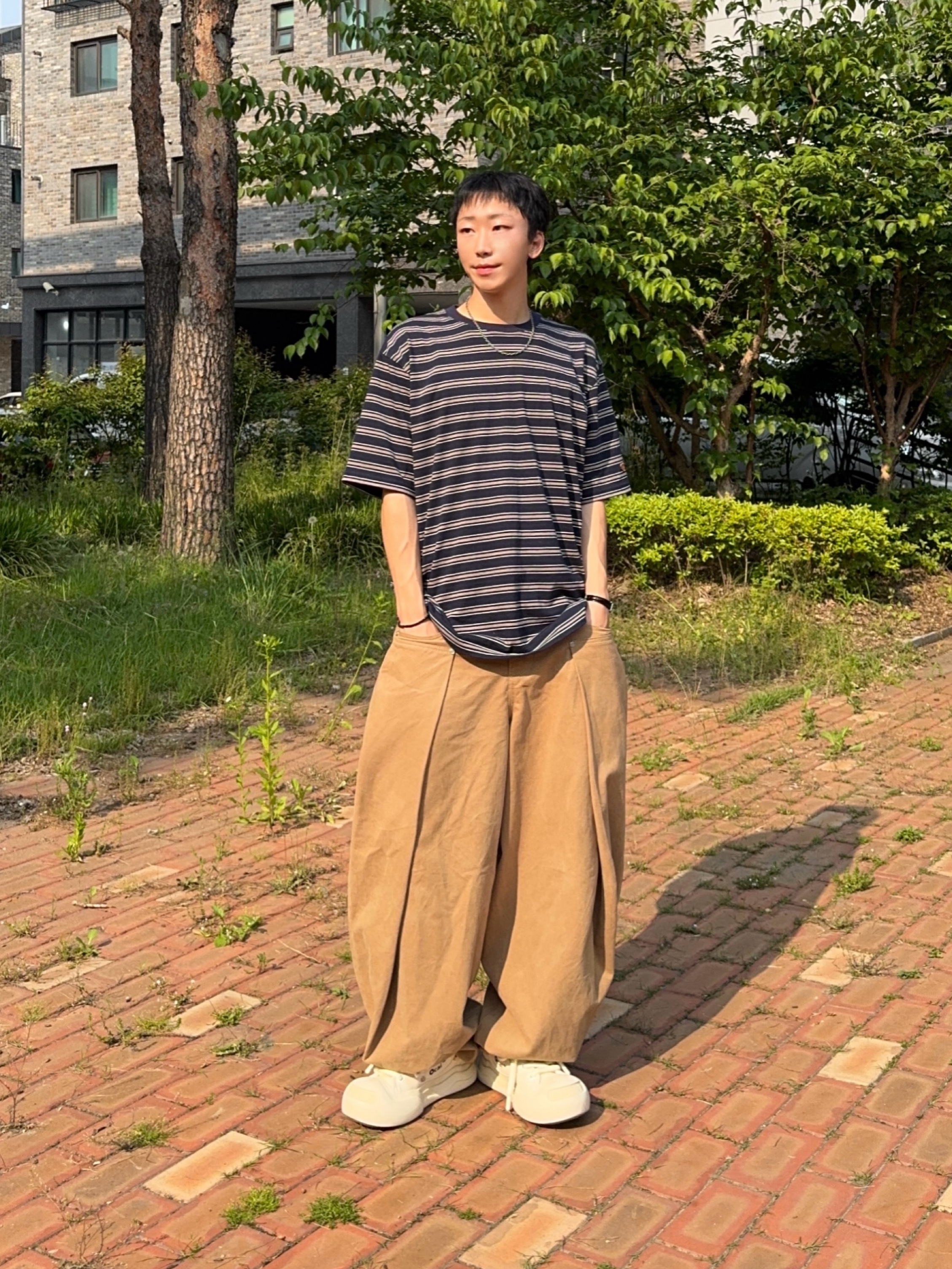 Knitted Stripe Leathrer Heart T-Shirt Navy 착용 스타일