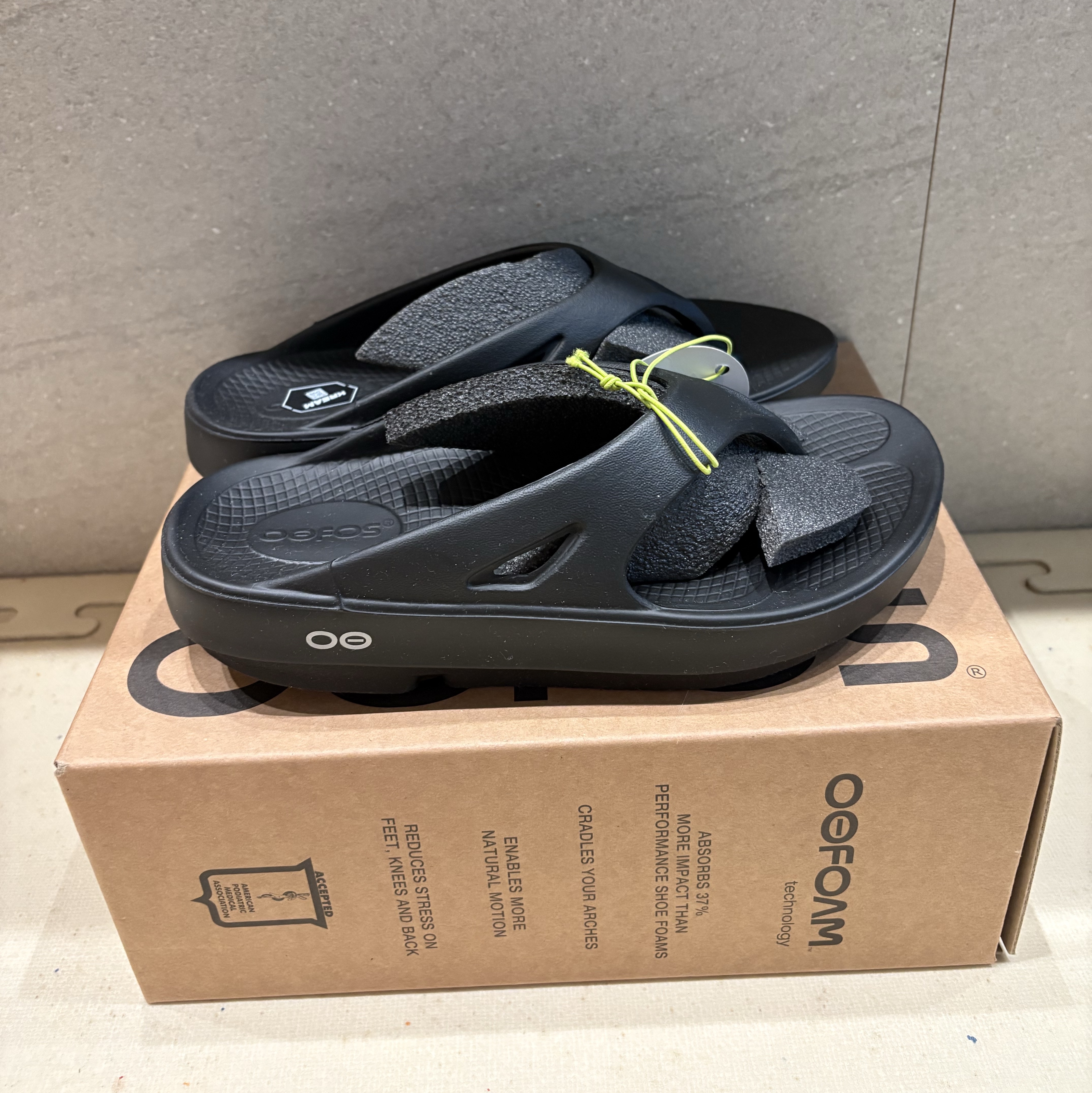 Oofos OOriginal Black 착용 스타일 - 3