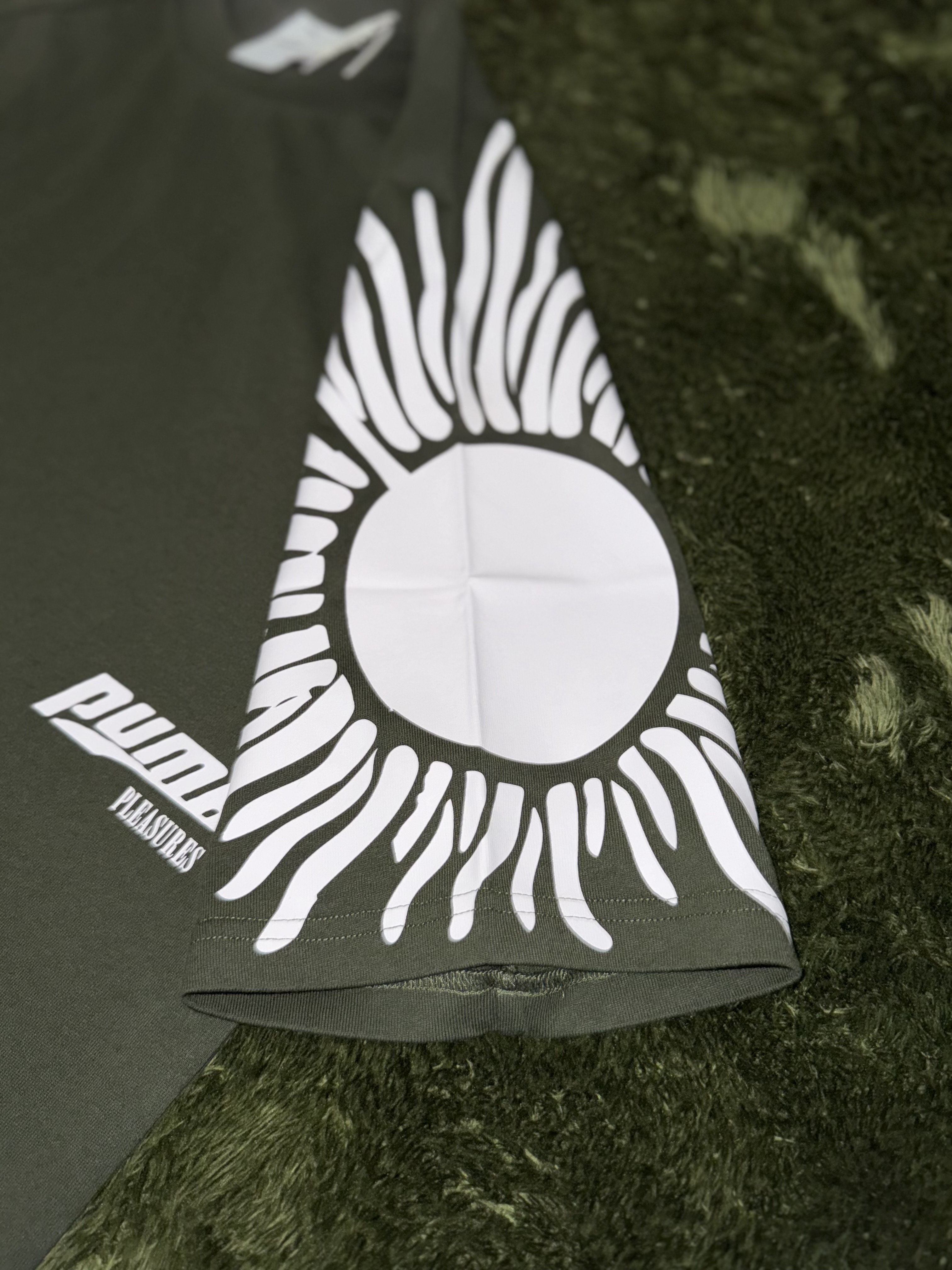 Puma x Pleasures Sun Graphic T-shirt Green 착용 스타일 - 4