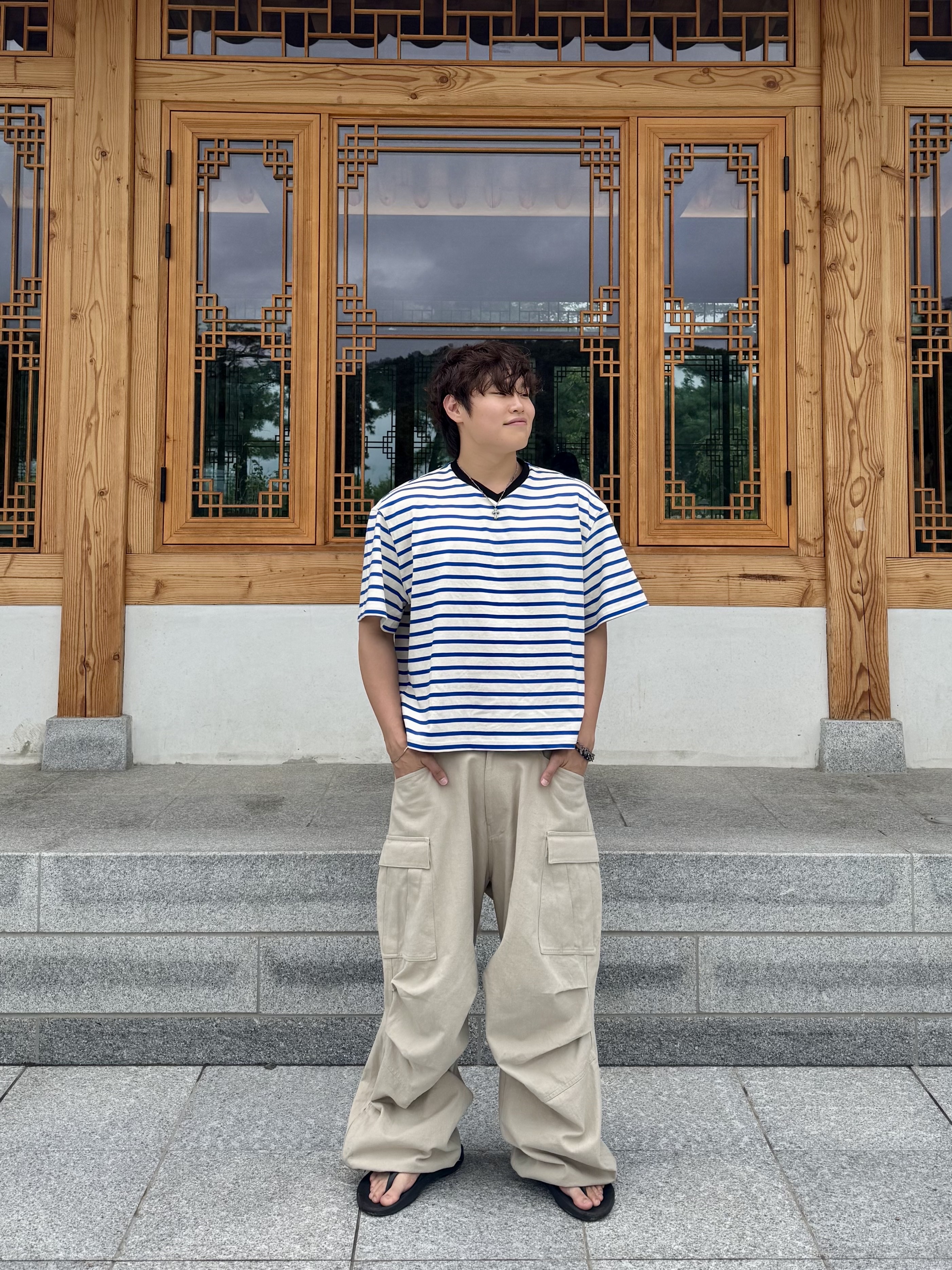 Nonnod Cropped V-neck T-shirt Blue stripe, Nonnod Side Zip Cargo Pants Beige 착용 스타일 - 3