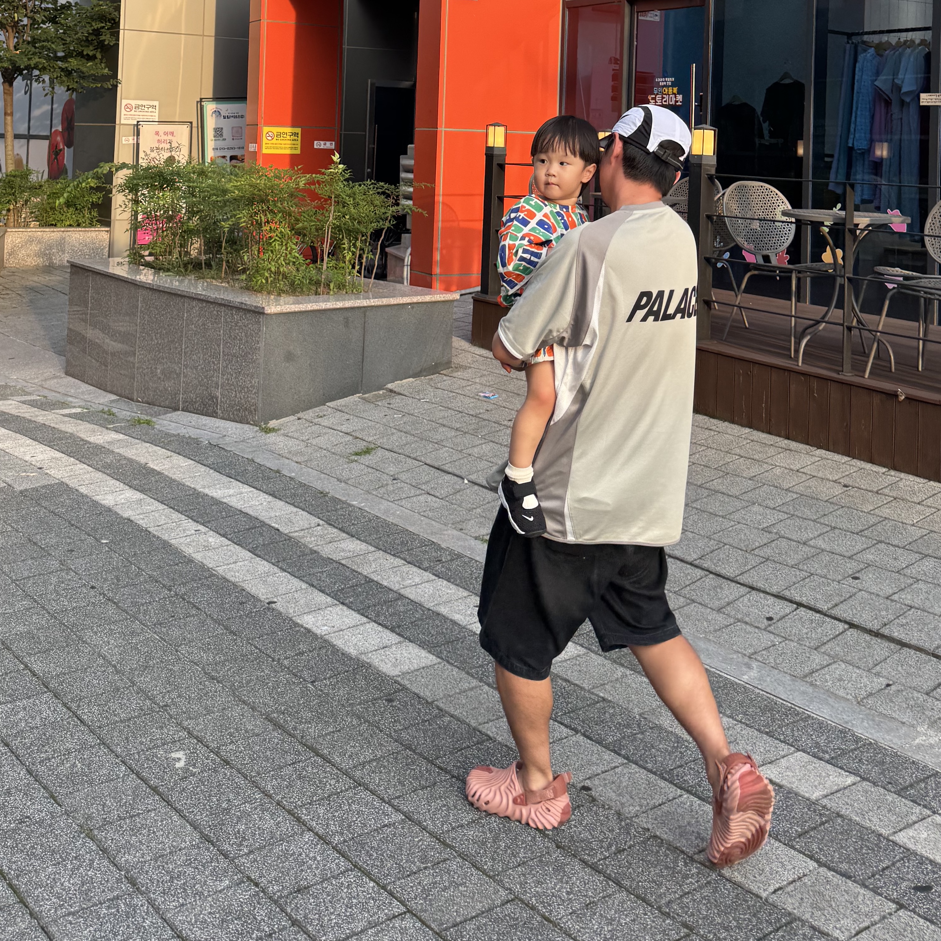 Palace Tri Strike Shell Runner Cloud - 25SS, Palace Pro Jersey White - 23FW 착용 스타일 - 2