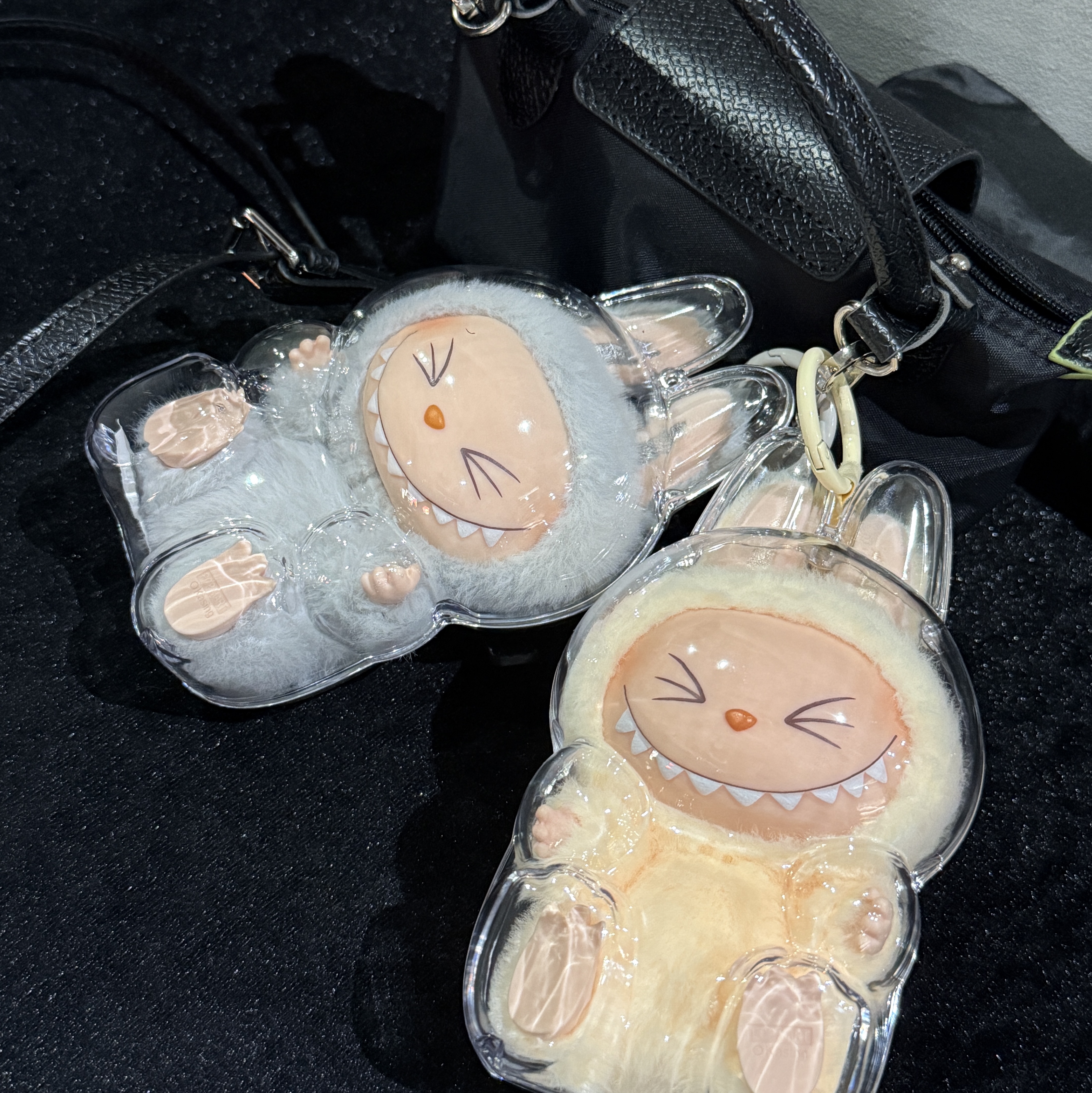 Pop Mart Labubu Let's Play Together Doll Series Sisi Keyring (Opened Case), Pop Mart Labubu Let's Play Together Doll Series Hehe Keyring (Opened Case) 착용 스타일 - 3