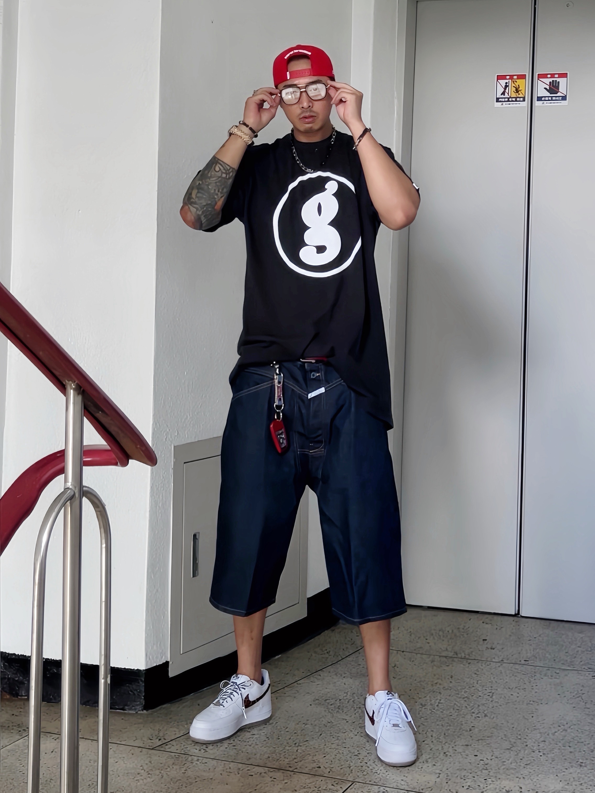 Supreme x GOODENOUGH 6-Panel Red - 25SS, Supreme x GOODENOUGH End Racism T-Shirt Black - 25SS 착용 스타일 - 1