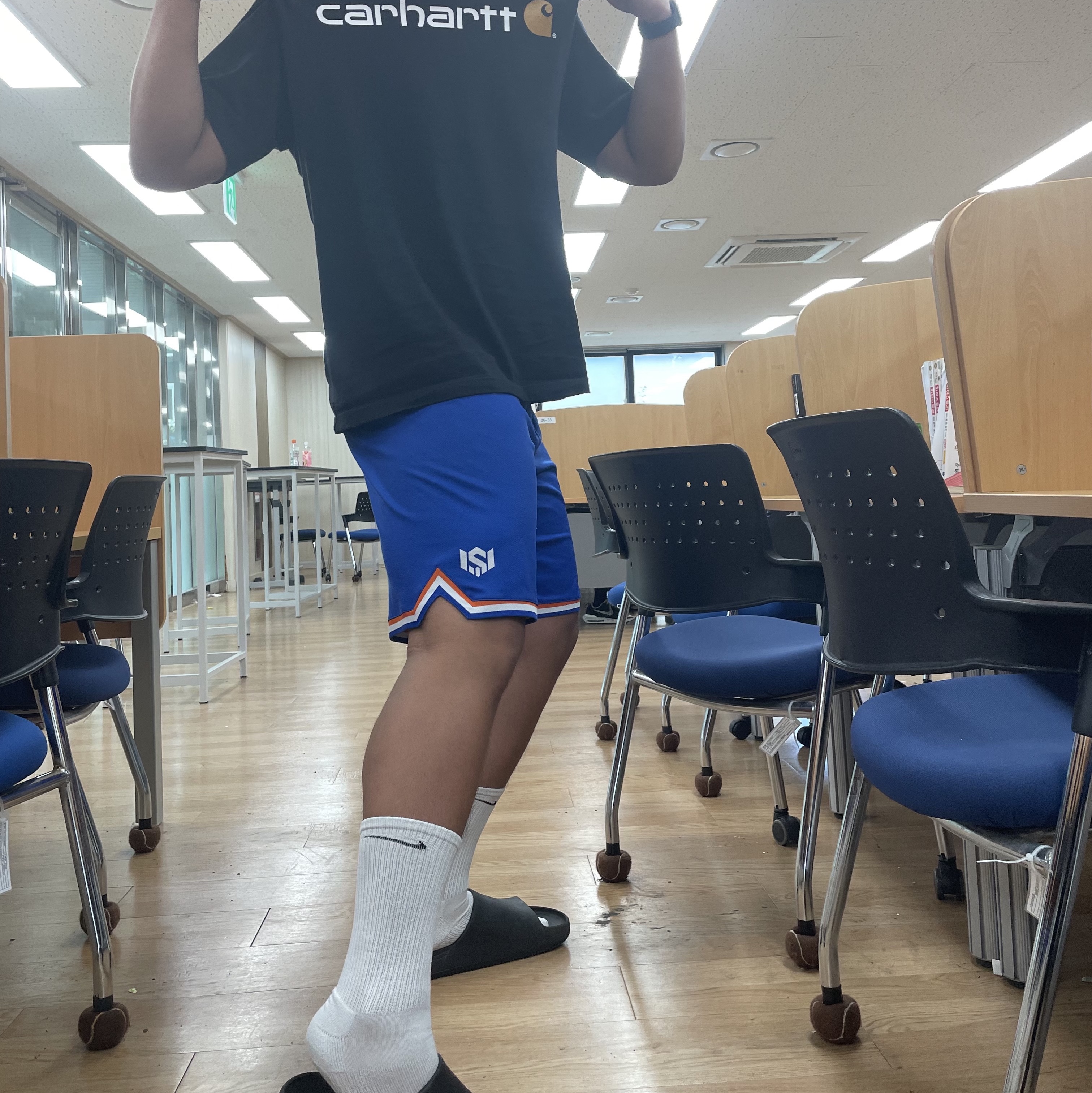 Carhartt Loose Fit Heavyweight Regular Short Sleeve Logo Graphic T-Shirt Black 착용 스타일