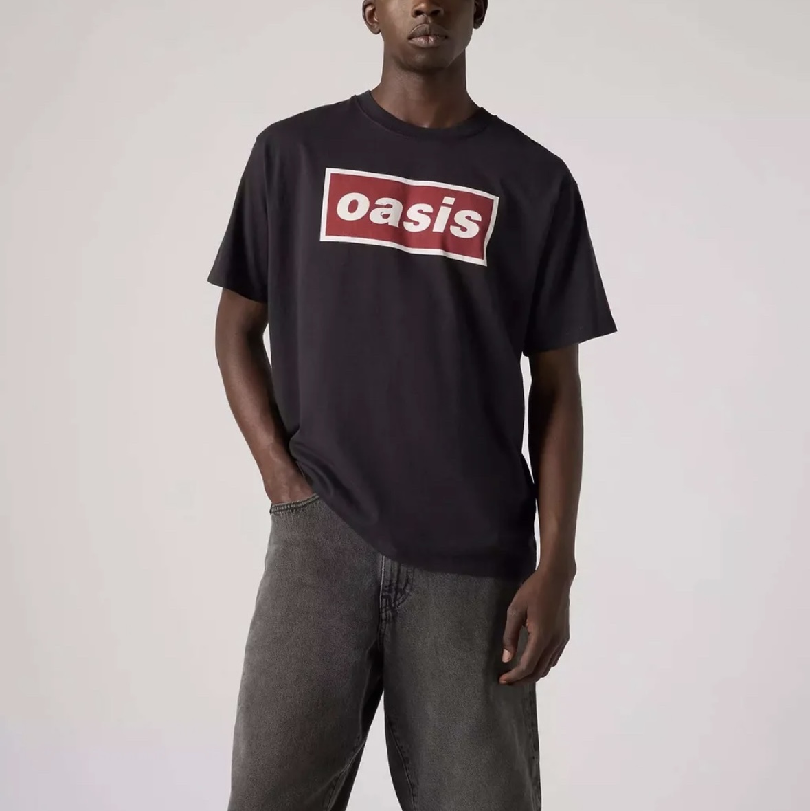 Levi's x Oasis Deca Logo T-Shirt Black 착용 스타일