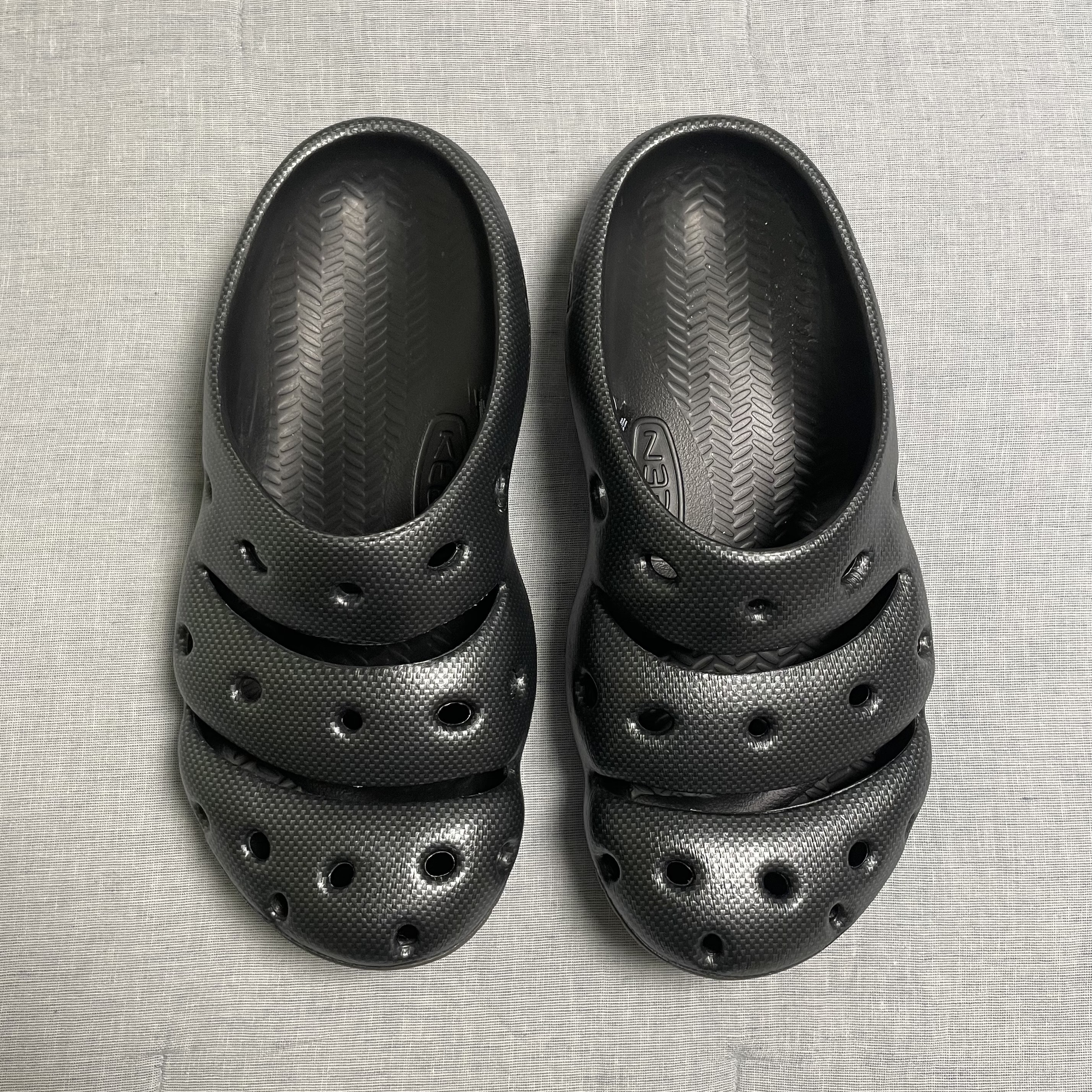 Keen Yogui Arts Graphite 착용 스타일 - 2