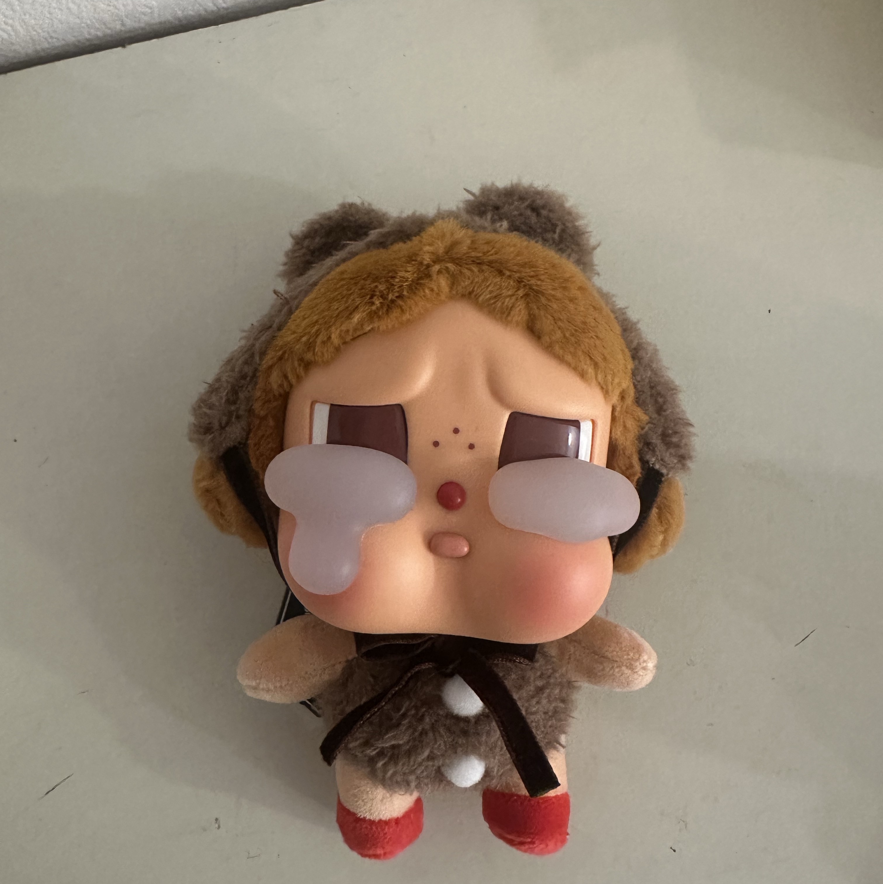Pop Mart Crybaby Crying Again Series Plush Keyring Love Makes Us Cry (Opened Case) 착용 스타일