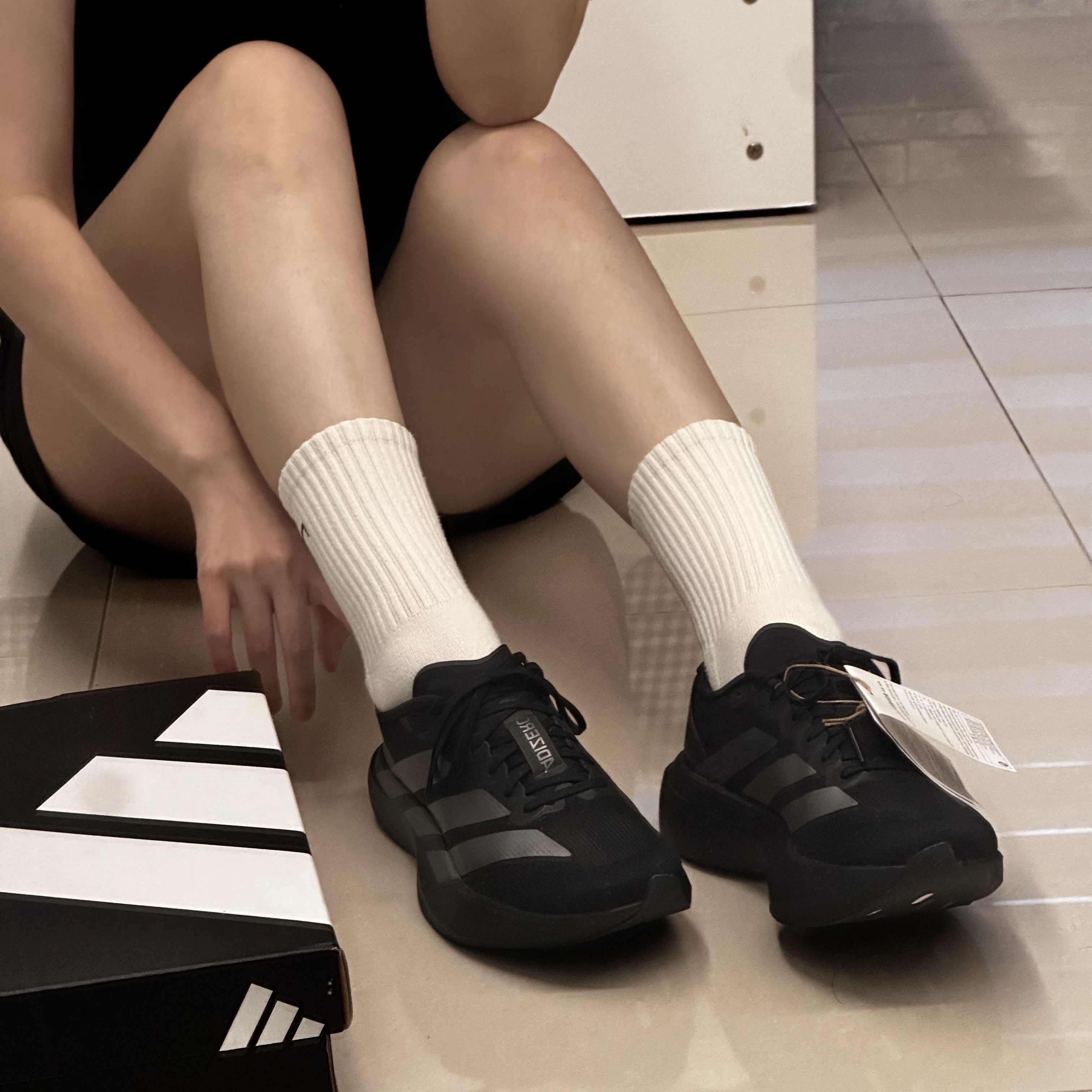Adidas Adizero EVO SL Core Black Iron Metallic, HDEX Essential Ribbed Relaxed Fit Short Sleeve Black 착용 스타일 - 3