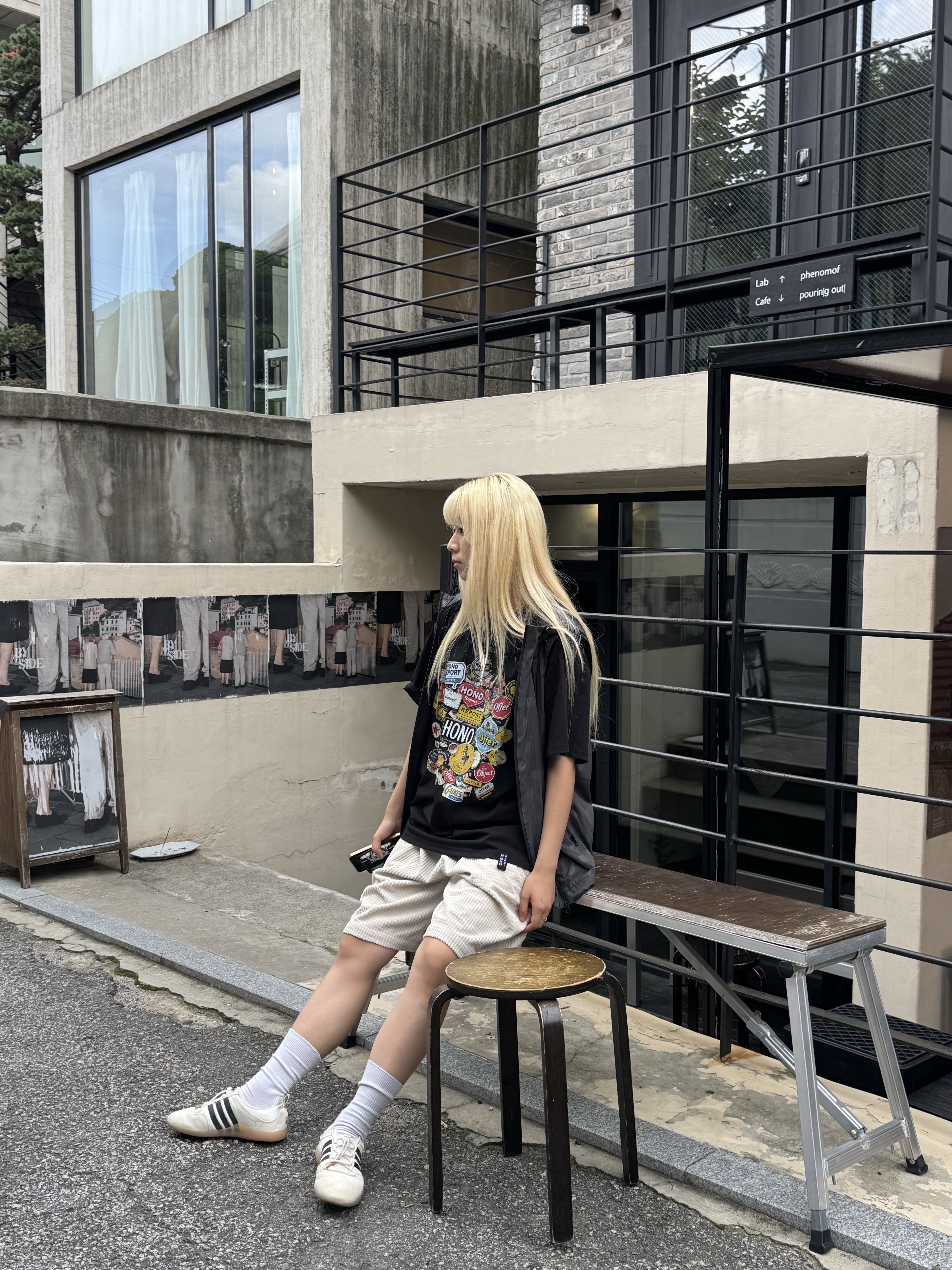 Hono Report Sticker T-Shirt Black, Hono Report Easy Half Pants Beige 착용 스타일 - 3