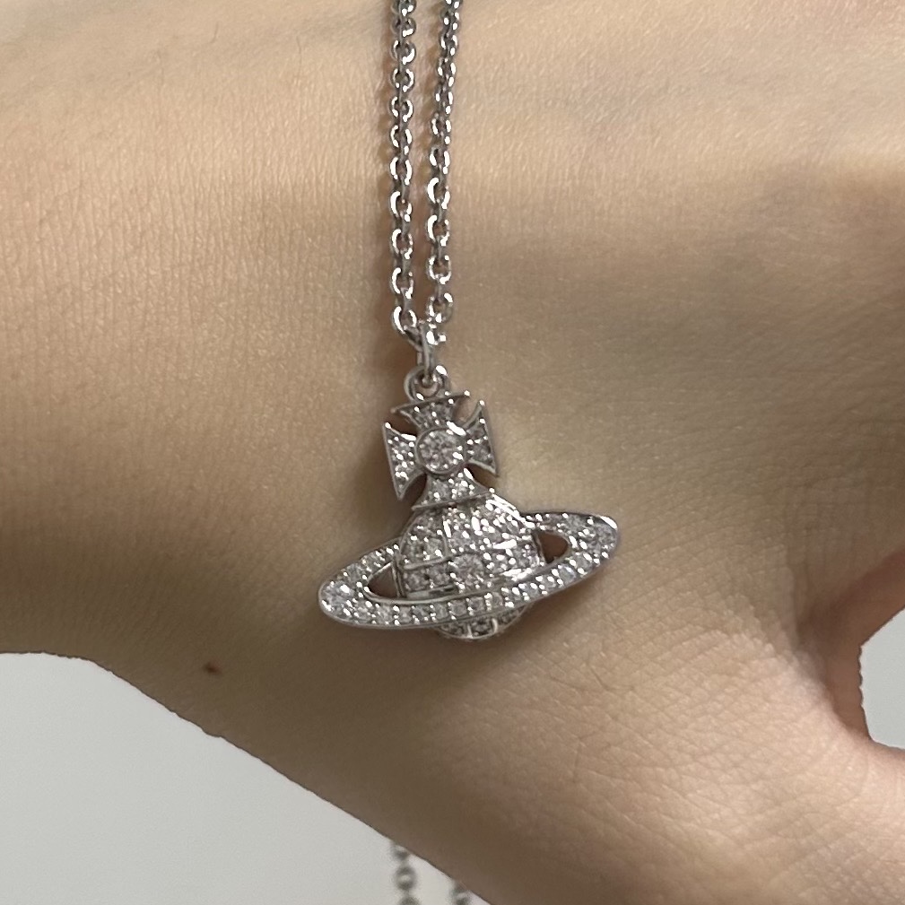 Vivienne Westwood Carmela Bas Relief Pendant Platinum White 착용 스타일 - 3