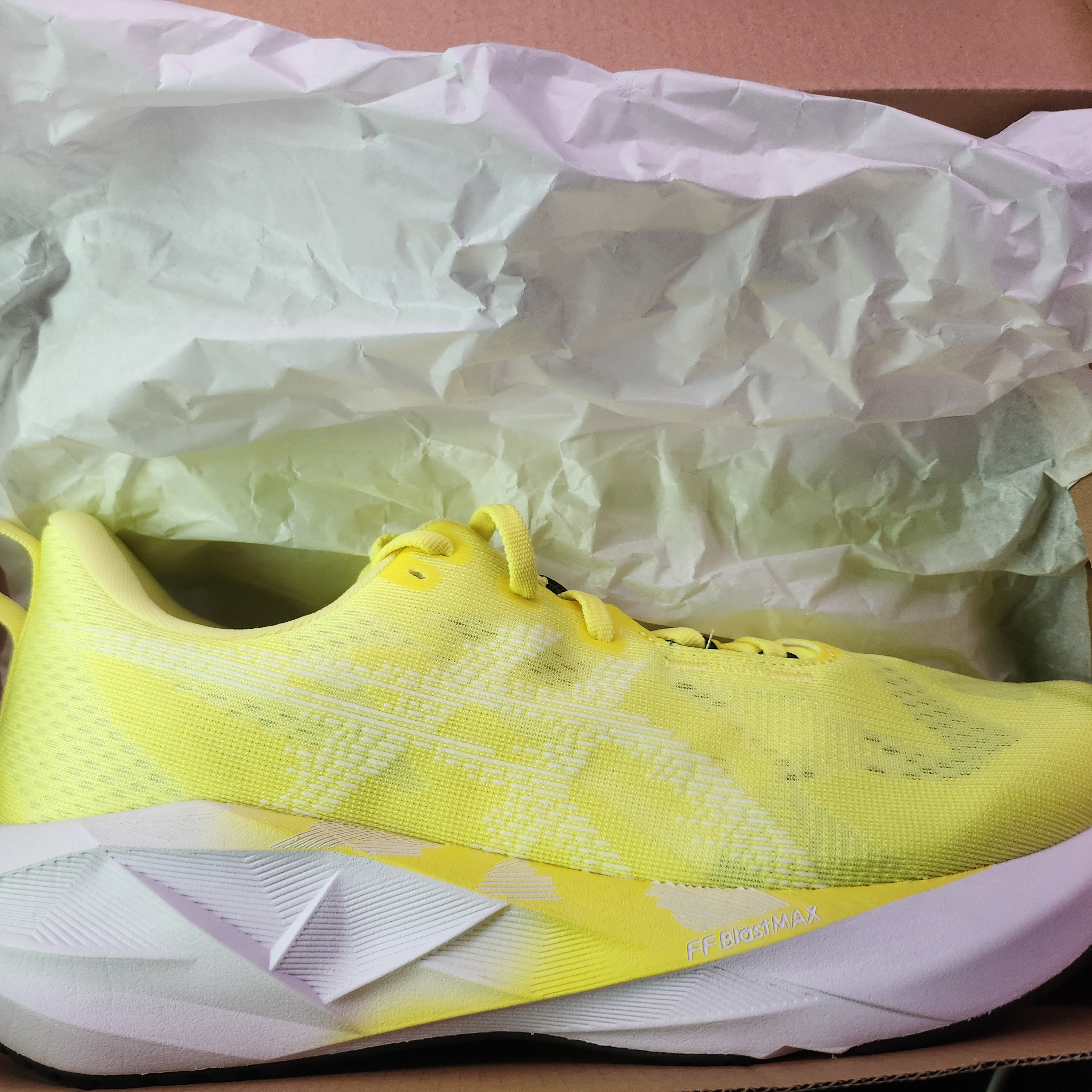 Asics Novablast 5 Citron White 착용 스타일
