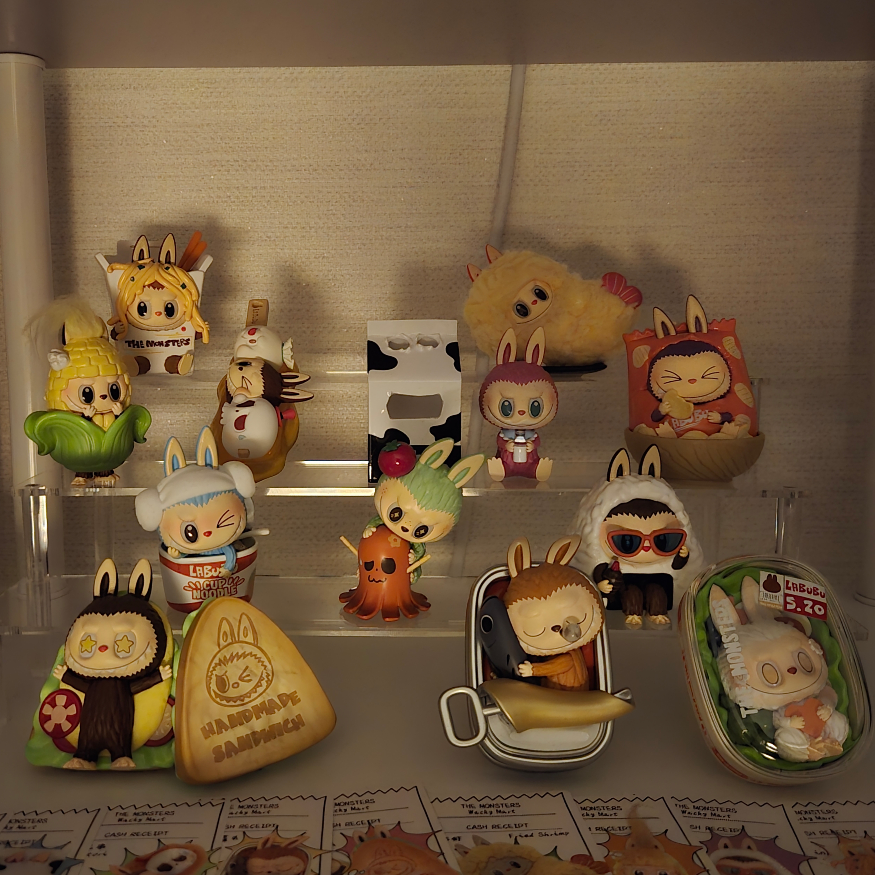 Pop Mart Labubu The Monsters Wacky Mart Series Figures (12 Blind Boxes) 착용 스타일