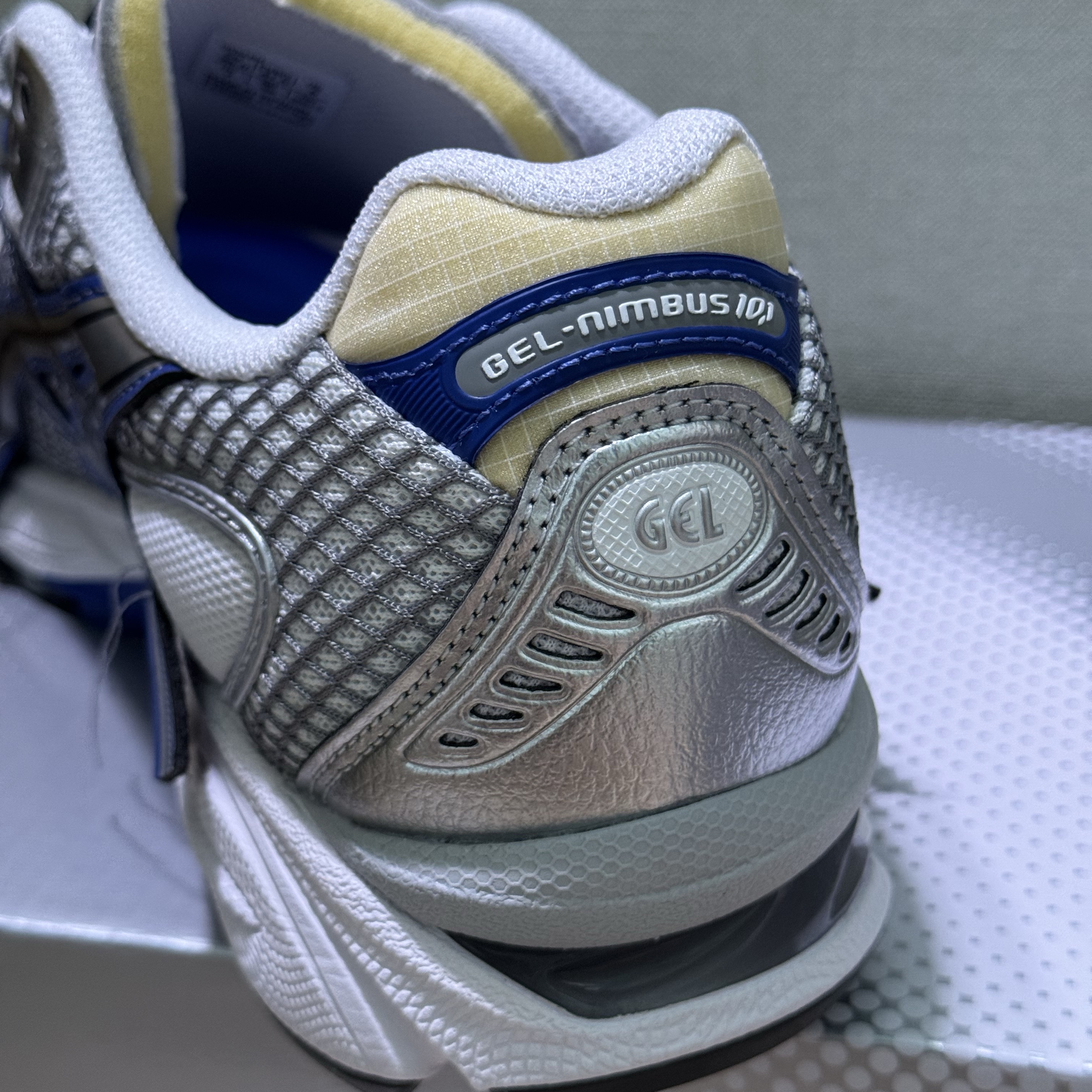 Asics x Invincible Gel-Nimbus 10.1 HTTP 404 Cream Metallic Silver Blue 착용 스타일 - 5