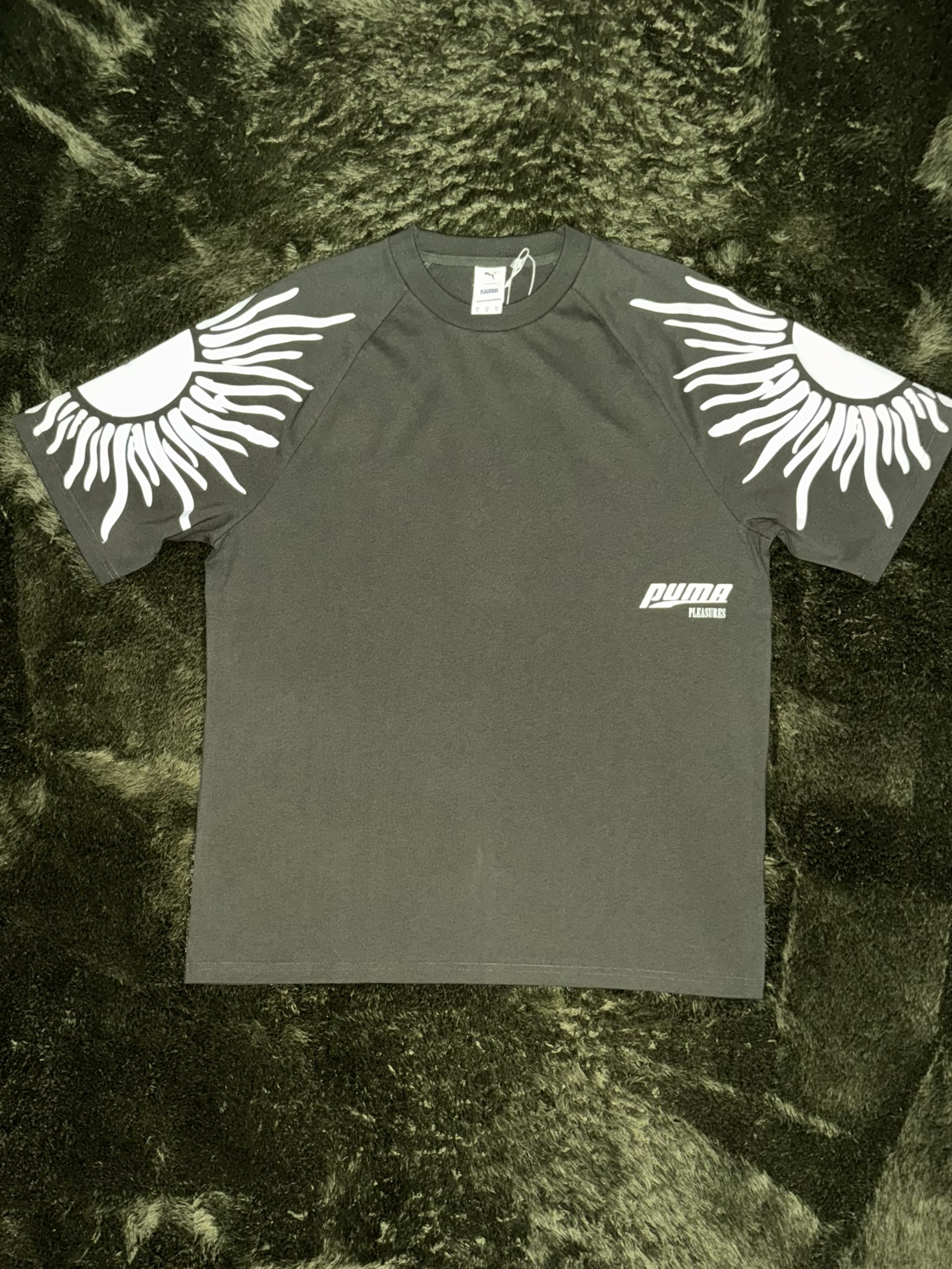 Puma x Pleasures Sun Graphic T-shirt Green 착용 스타일 - 1