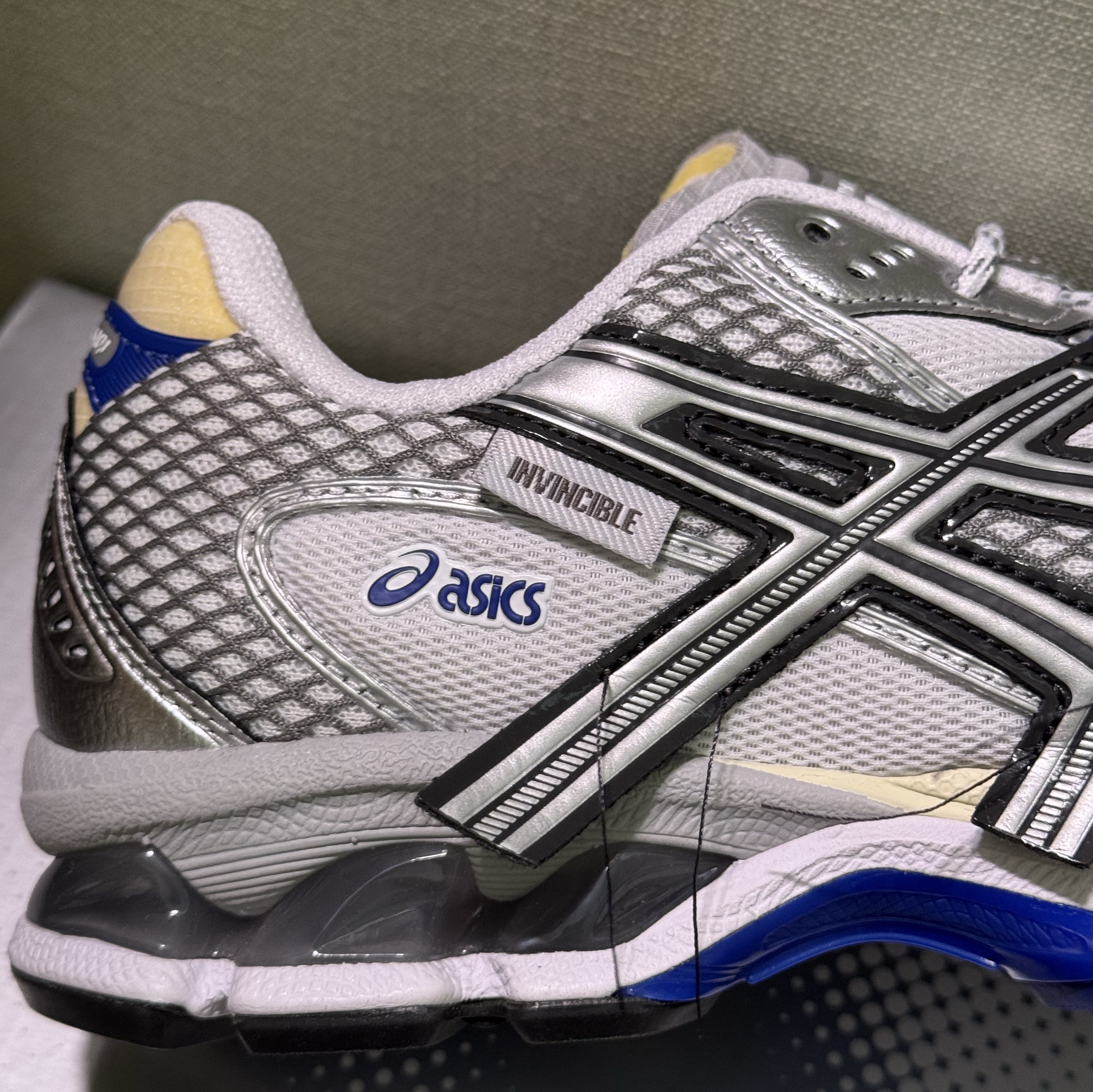 Asics x Invincible Gel-Nimbus 10.1 HTTP 404 Cream Metallic Silver Blue 착용 스타일 - 4