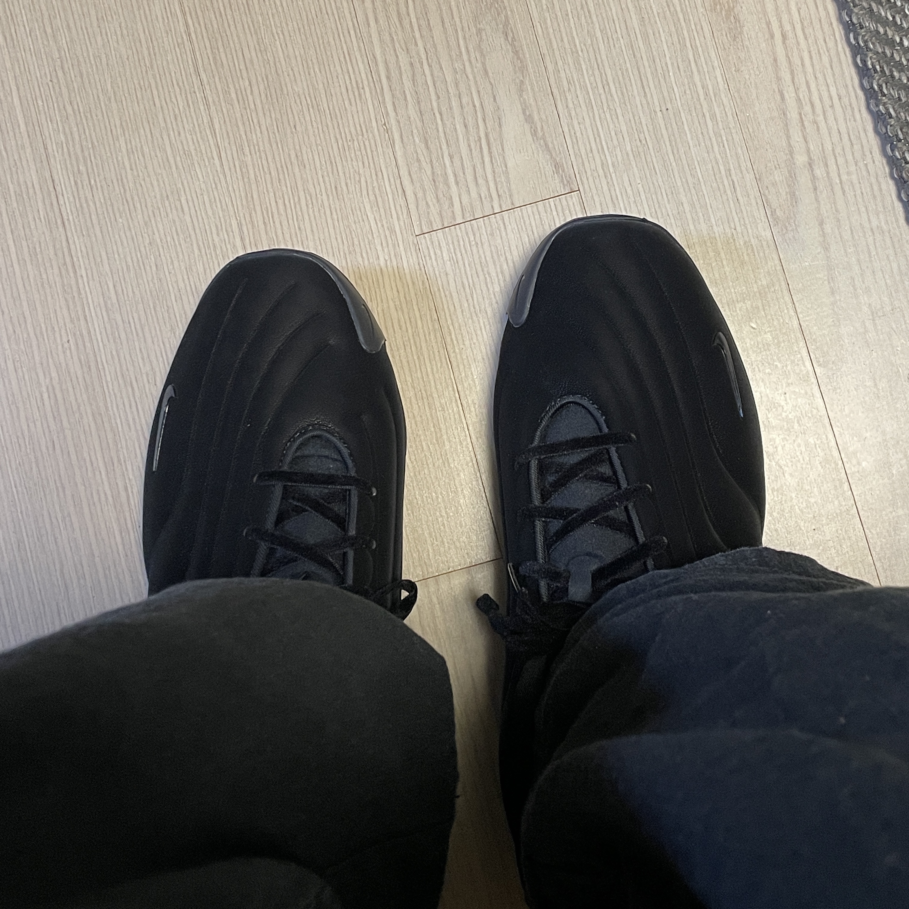 (W) Nike Astra Ultra Triple Black 착용 스타일 - 2