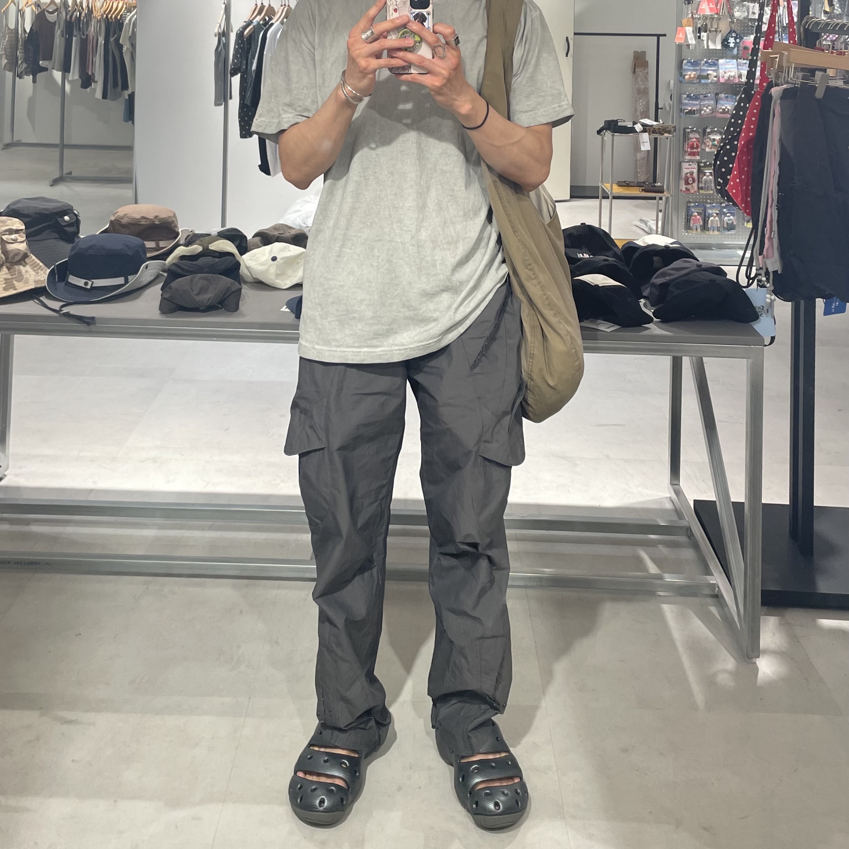 Keen Yogui Arts Graphite 착용 스타일 - 7
