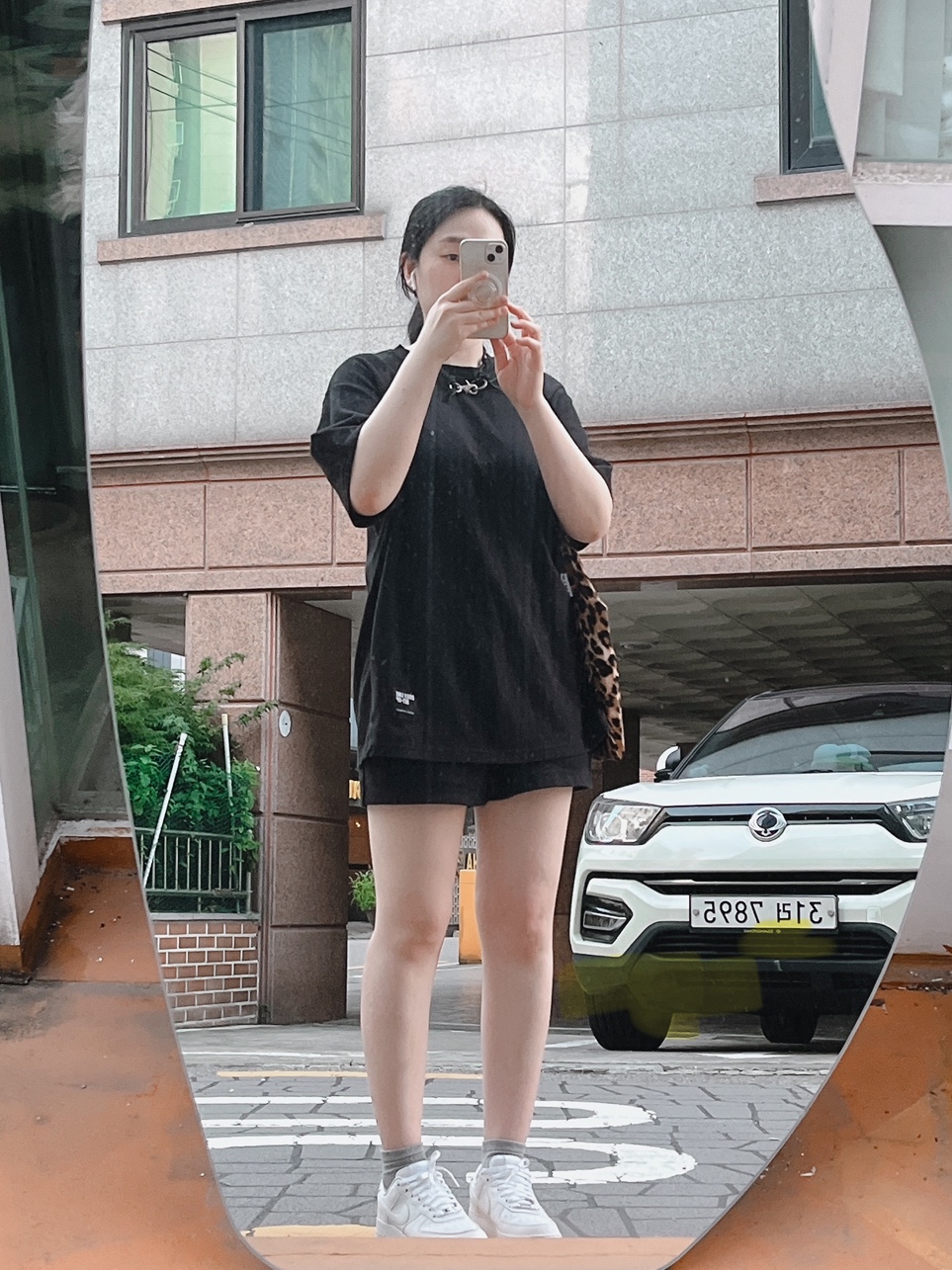 Our Legacy Ladon Leather Keychain Black, Emis New Leopard Corduroy Eco Bag Beige 착용 스타일 - 1