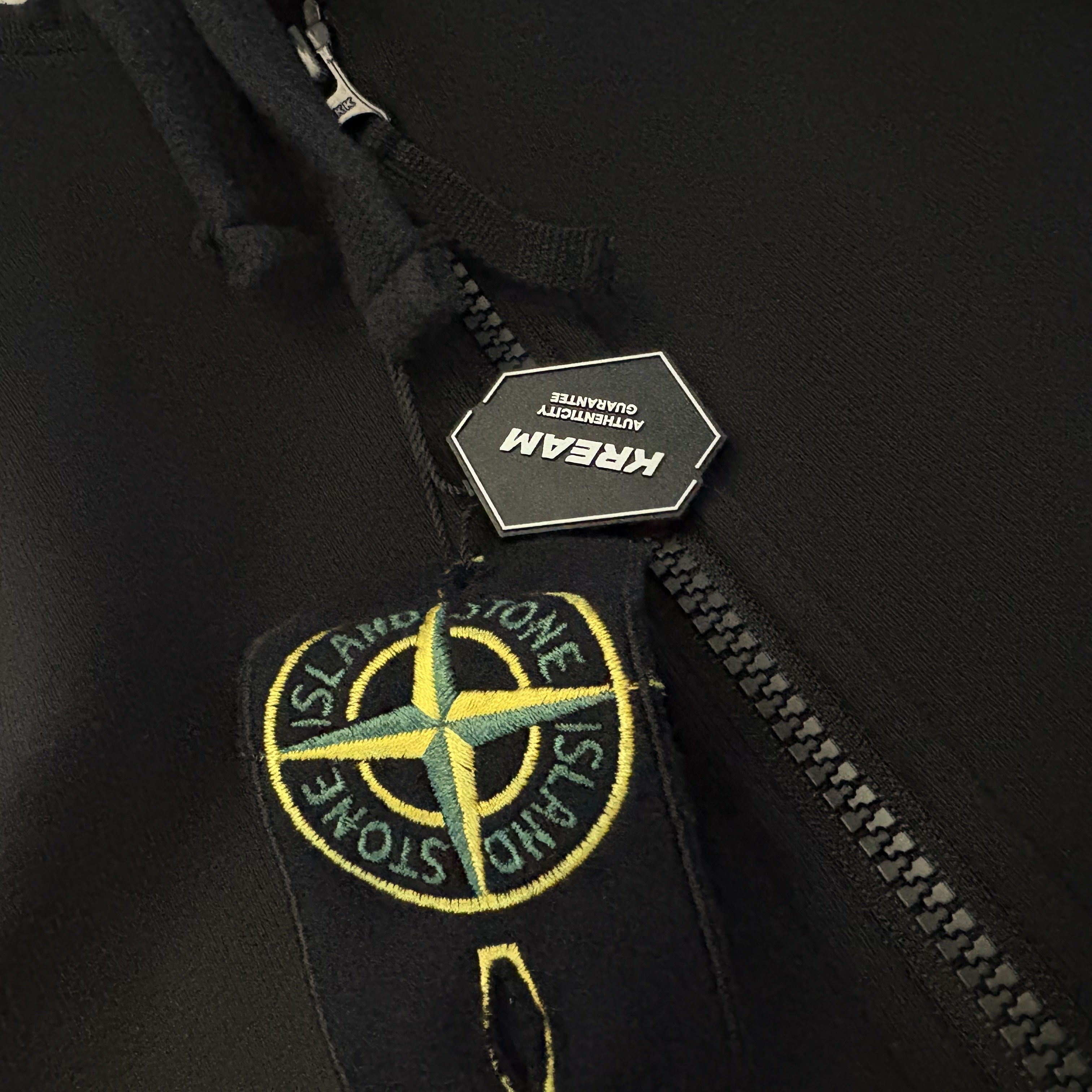 Stone Island 6100042 Organic Cotton Fleece Hooded Sweatshirt with Drawstring Hood and Zipper Black - 25SS 착용 스타일