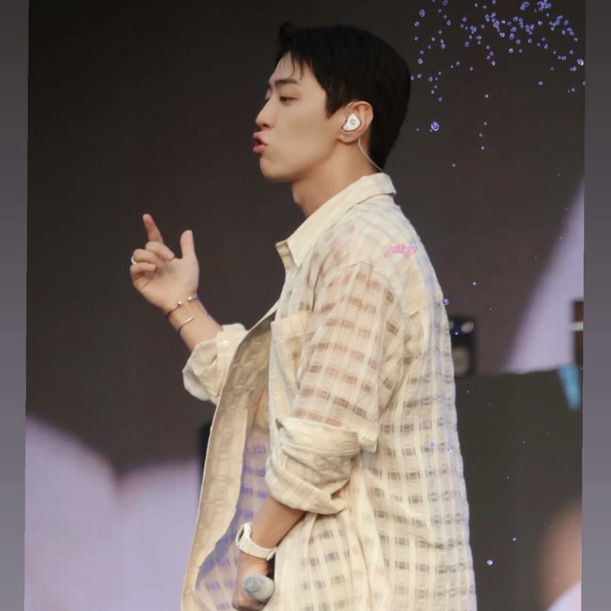 STU Comfortable Check Shirt Beige 착용 스타일 - 3