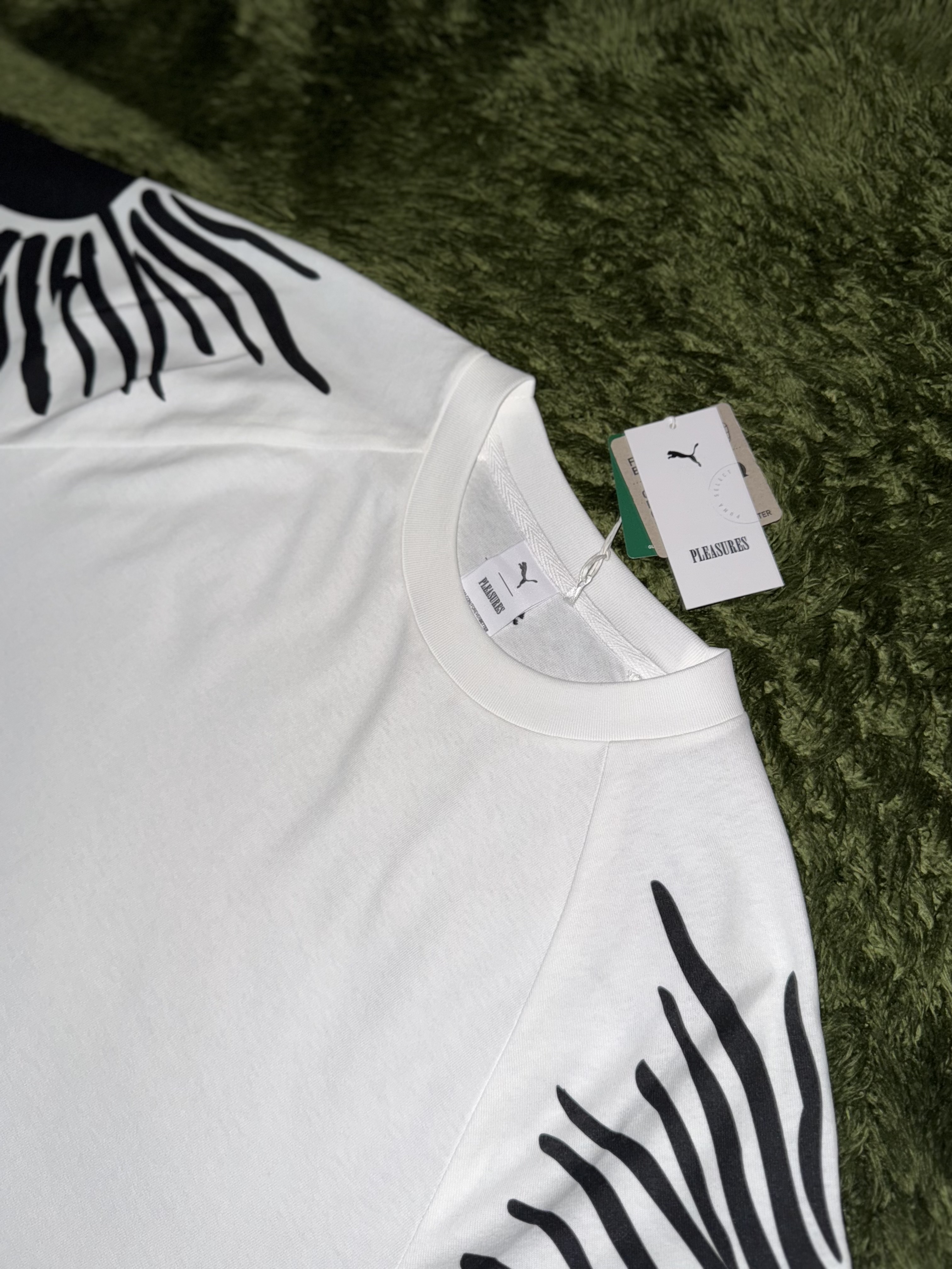 Puma x Pleasures Sun Graphic T-shirt White 착용 스타일 - 2