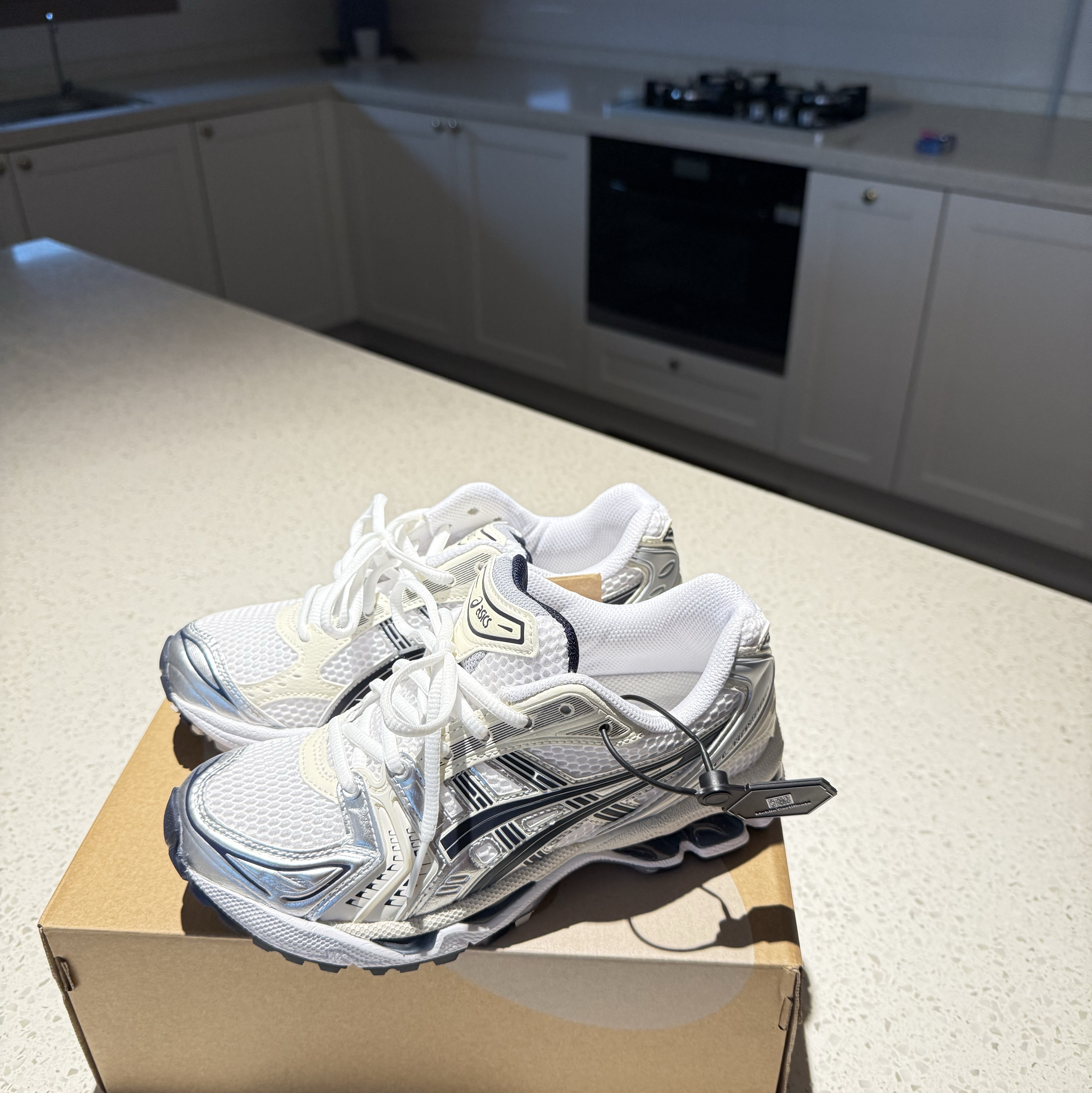 (W) Asics Gel-Kayano 14 White Midnight 착용 스타일