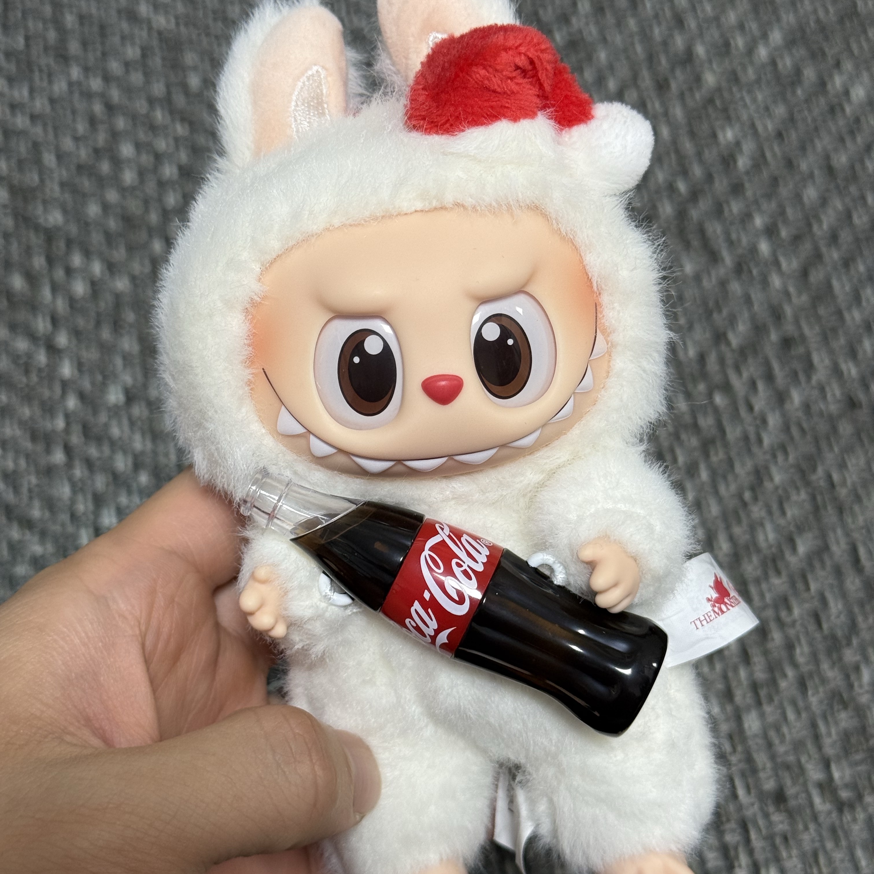 Pop Mart Labubu Coca Cola Series Surprise Shake Keyring (Opened Case), Pop Mart Labubu Coca Cola Series Happy Factor Keyring (Opened Case) 착용 스타일 - 1