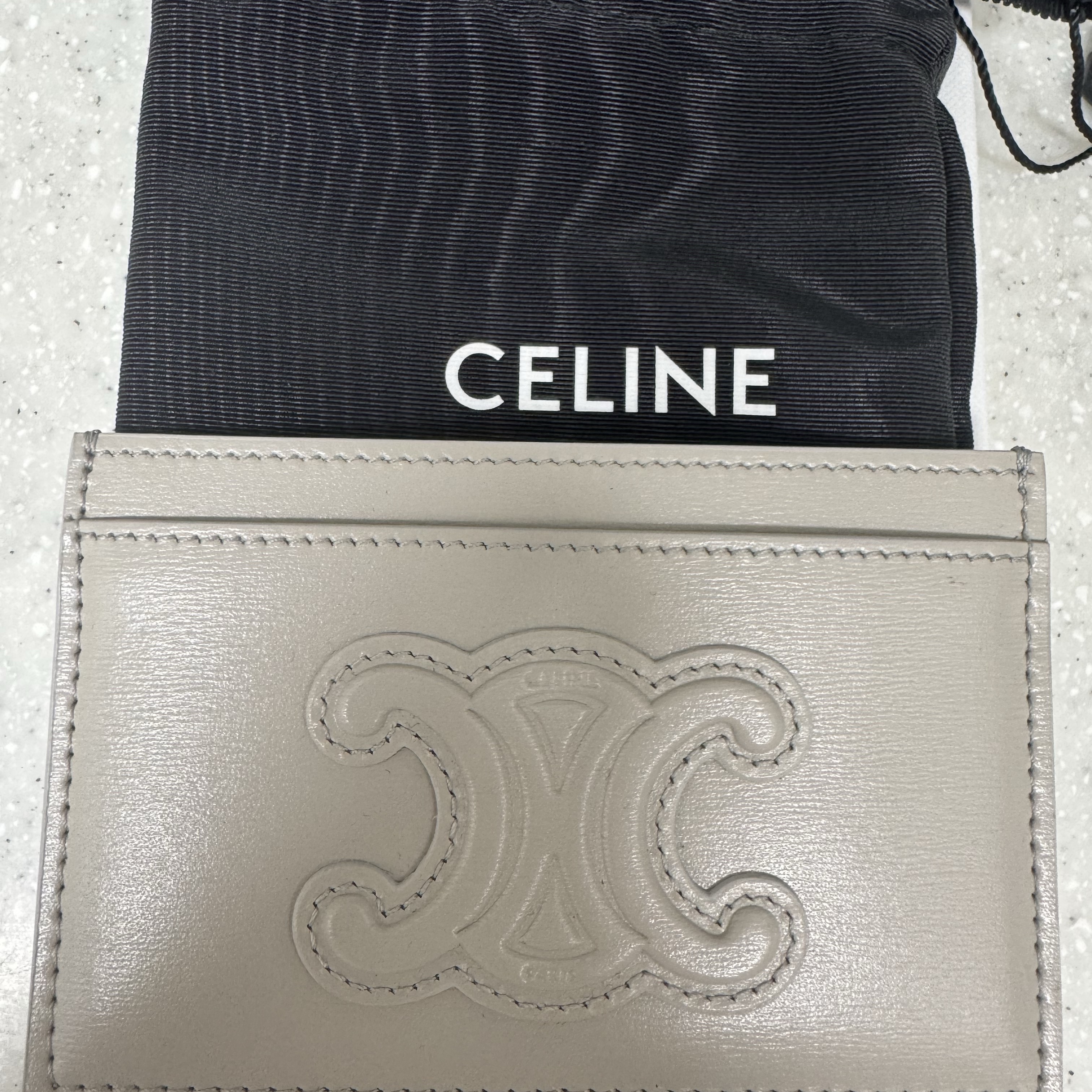 Celine Card Holder Cuir Triomphe in Shiny Calfskin Light Stone 착용 스타일