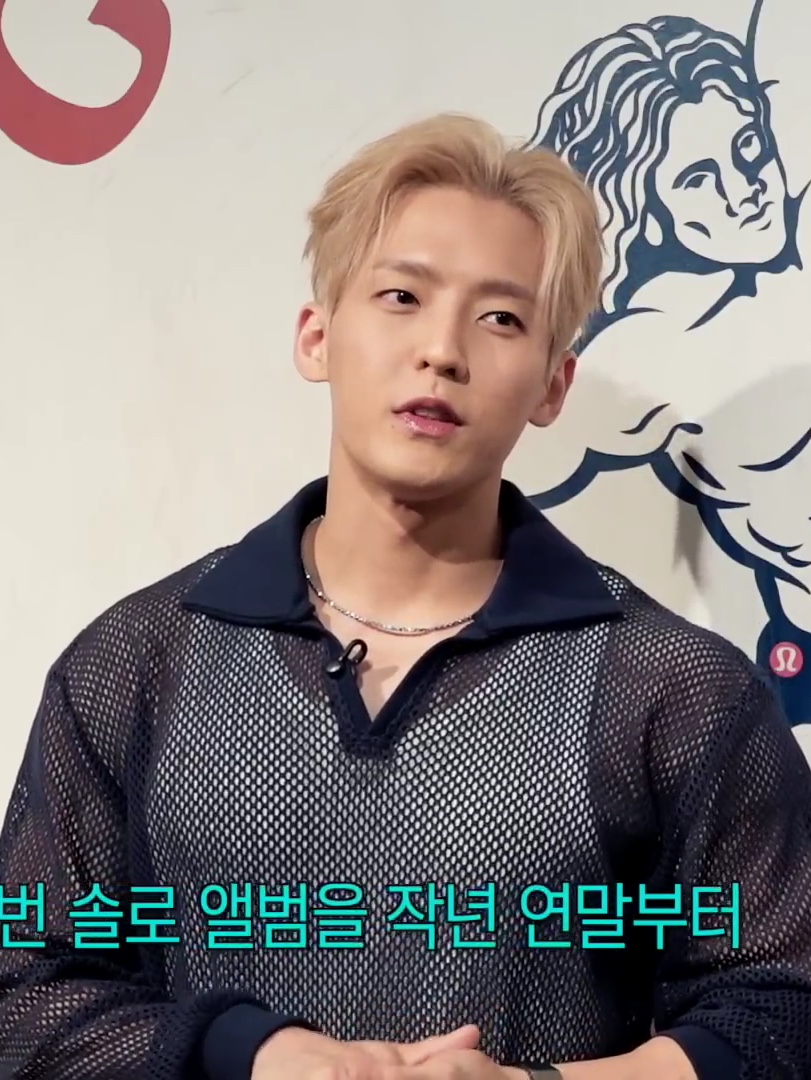 STU Net V-neck Collar Knit Navy 착용 스타일 - 4