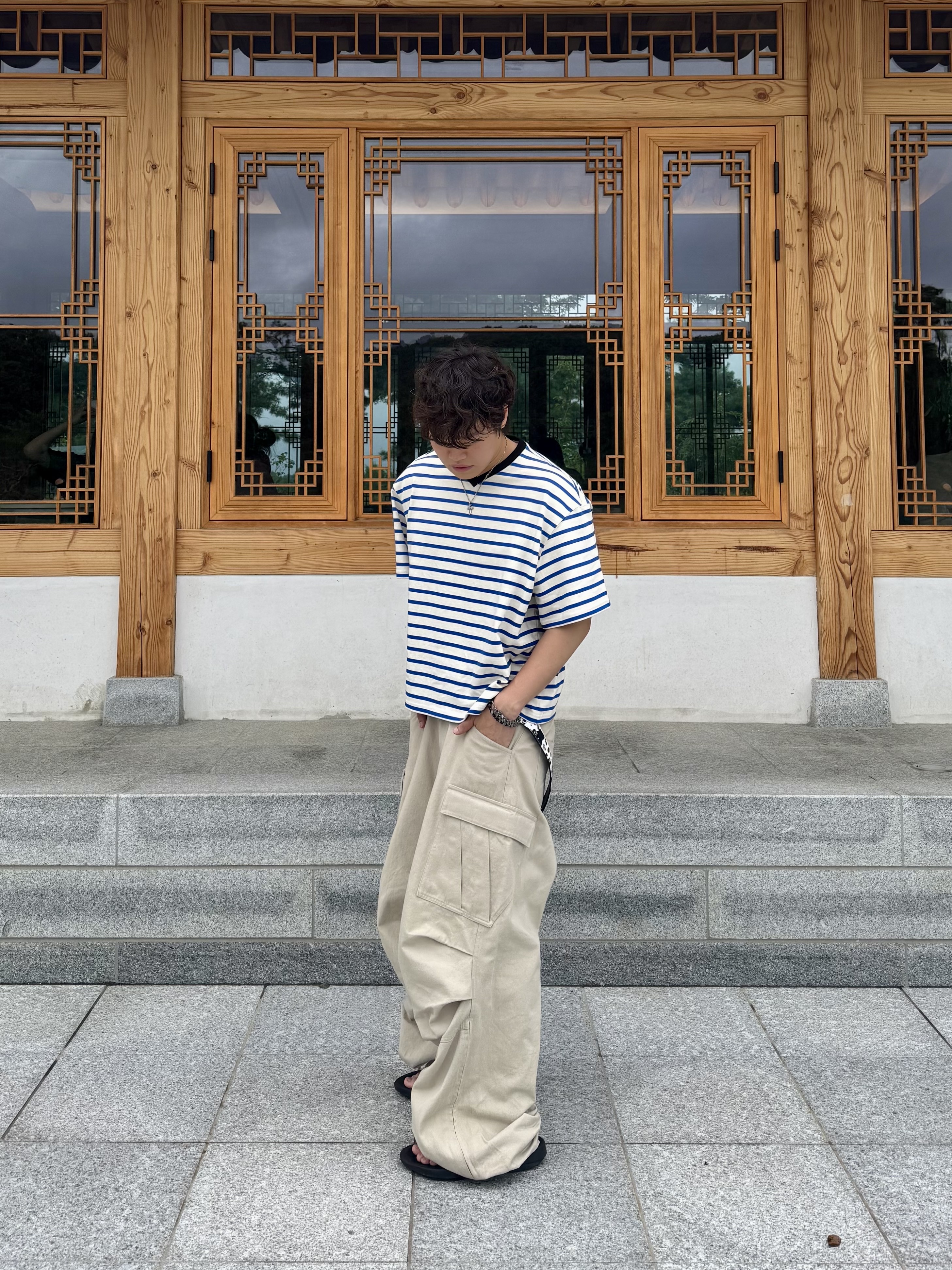 Nonnod Cropped V-neck T-shirt Blue stripe, Nonnod Side Zip Cargo Pants Beige 착용 스타일 - 1