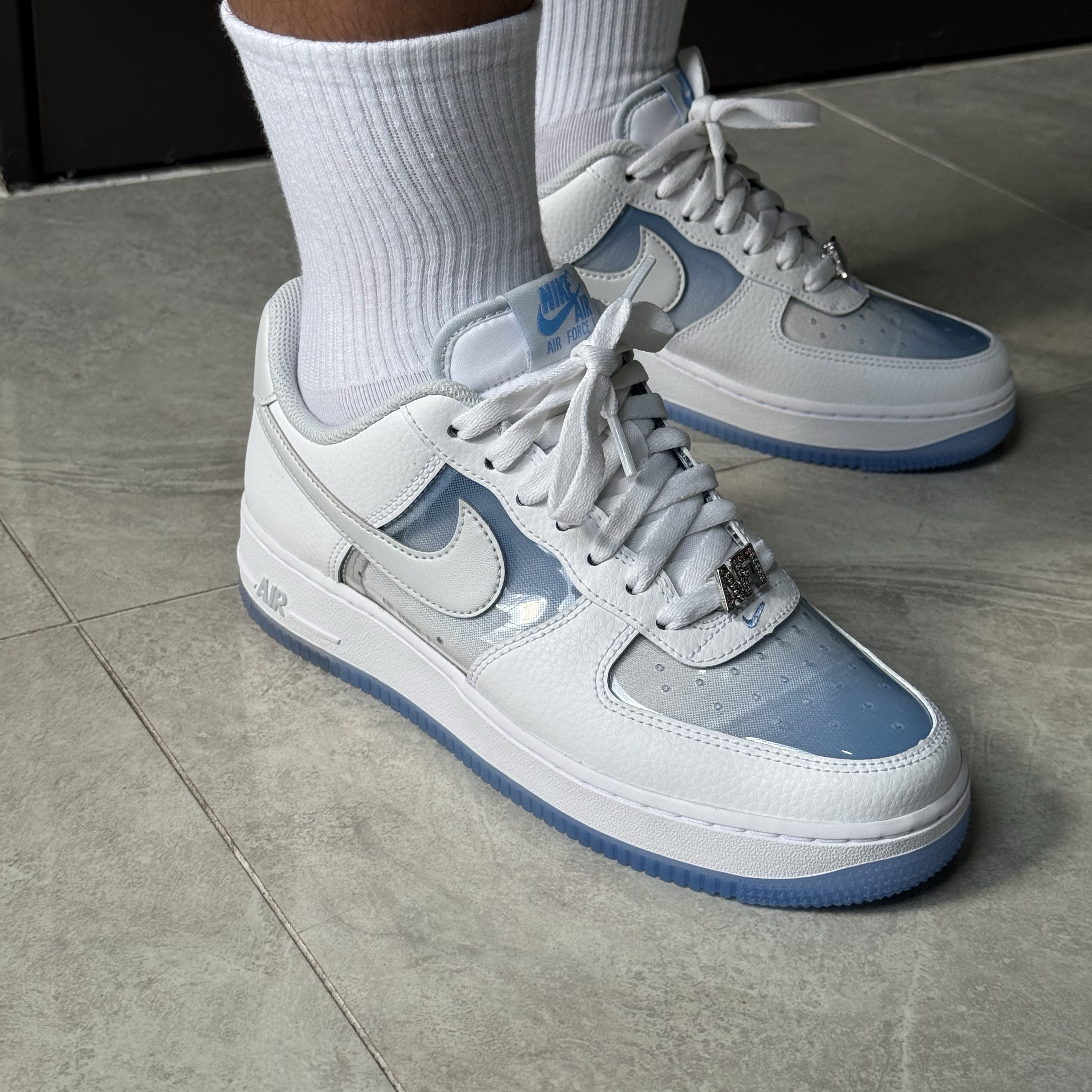 Nike Air Force 1 White and University Blue 착용 스타일 - 1