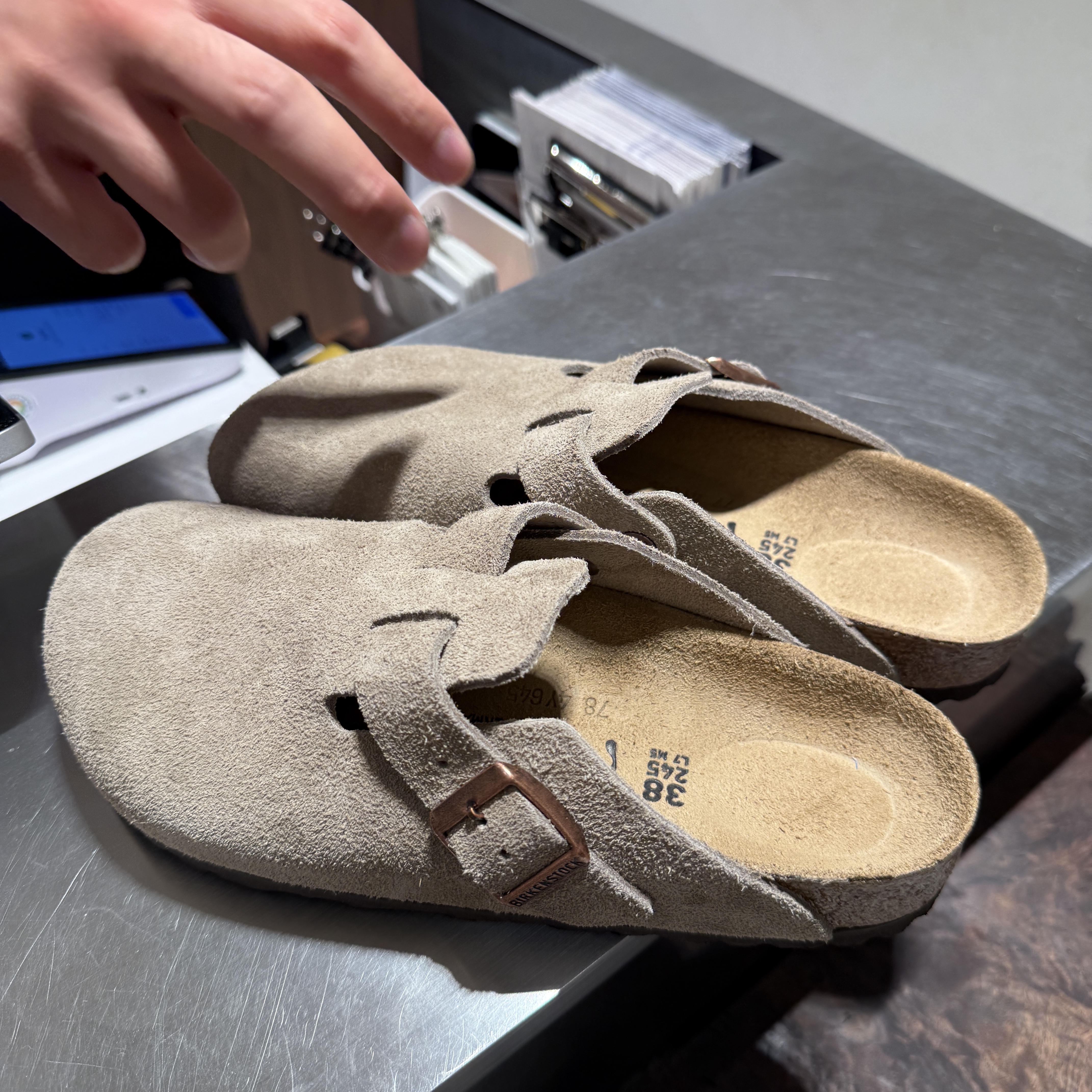 Birkenstock Boston Suede Leather Taupe - Narrow 착용 스타일 - 1