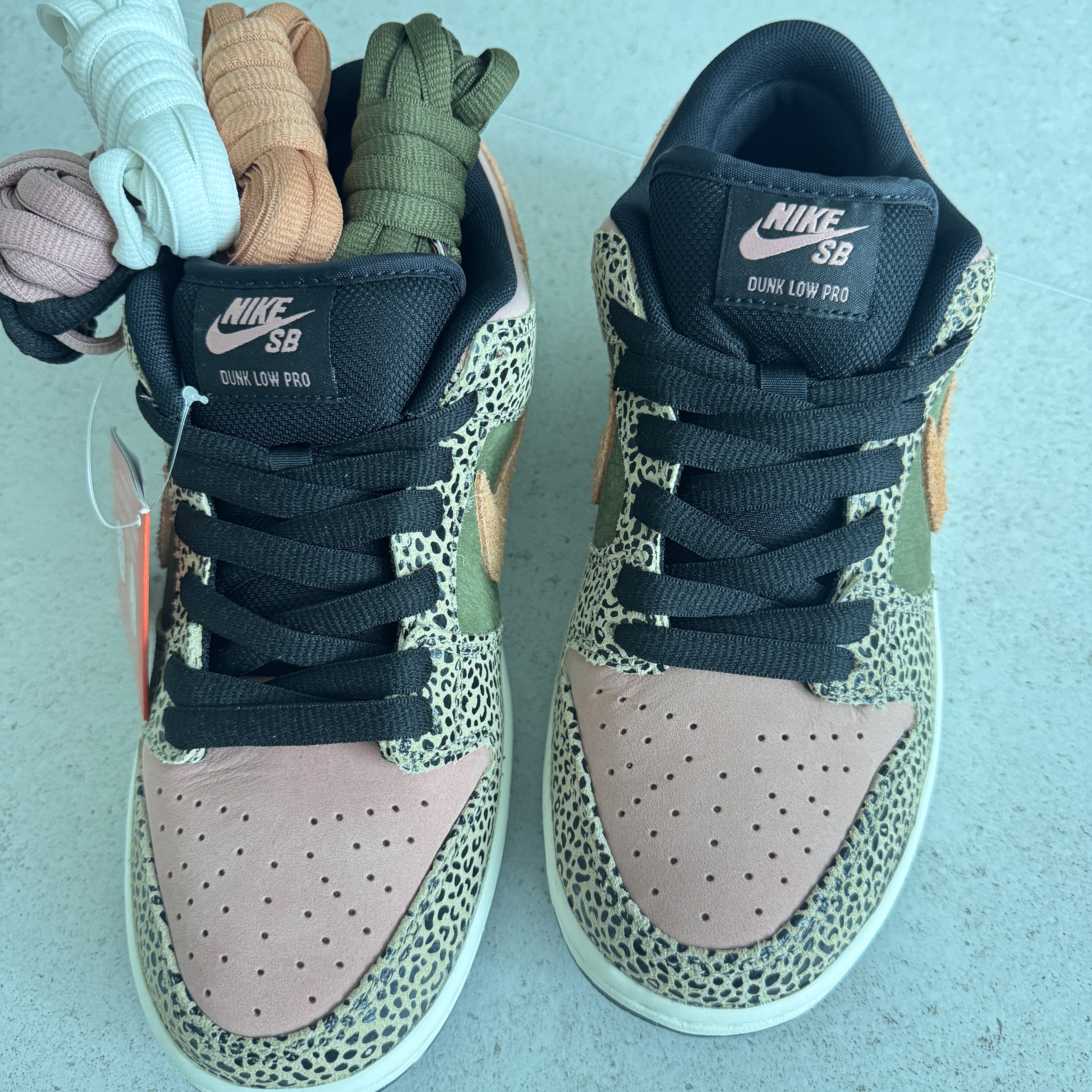Nike x Arts-Rec Skateshop SB Dunk Low Pro Rust Pink and Rough Green 착용 스타일 - 1