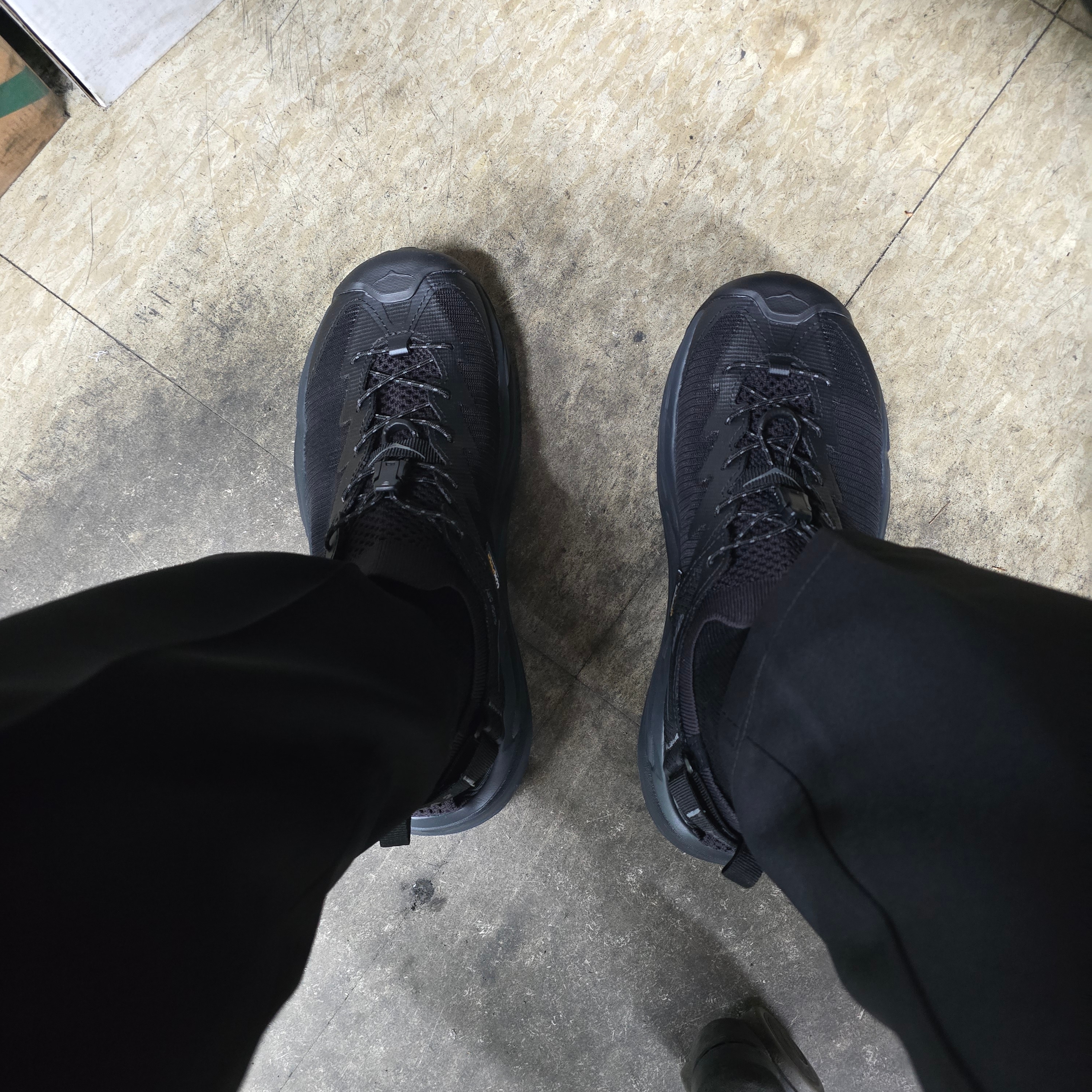 Hoka Hopara 2 Black 착용 스타일 - 1