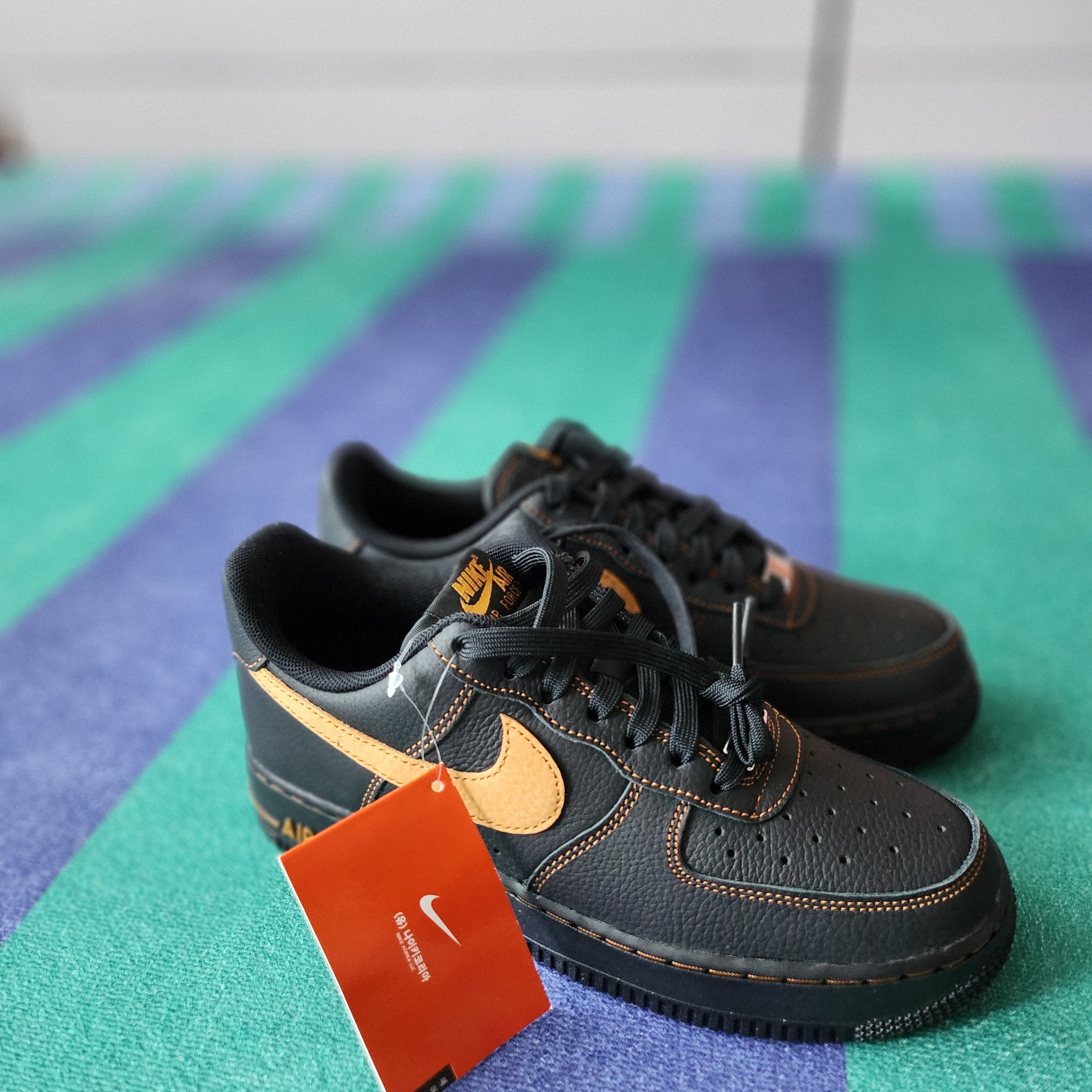 Nike Air Force 1 '07 LV8 Black Desert Ochre 착용 스타일 - 1