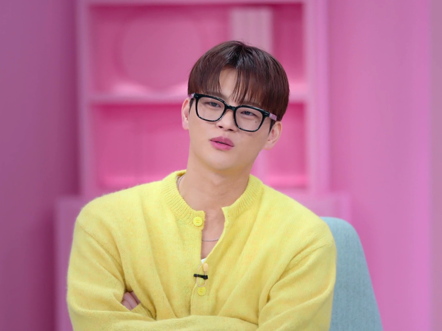 STU Round Neck Cardigan Yellow 착용 스타일 - 1