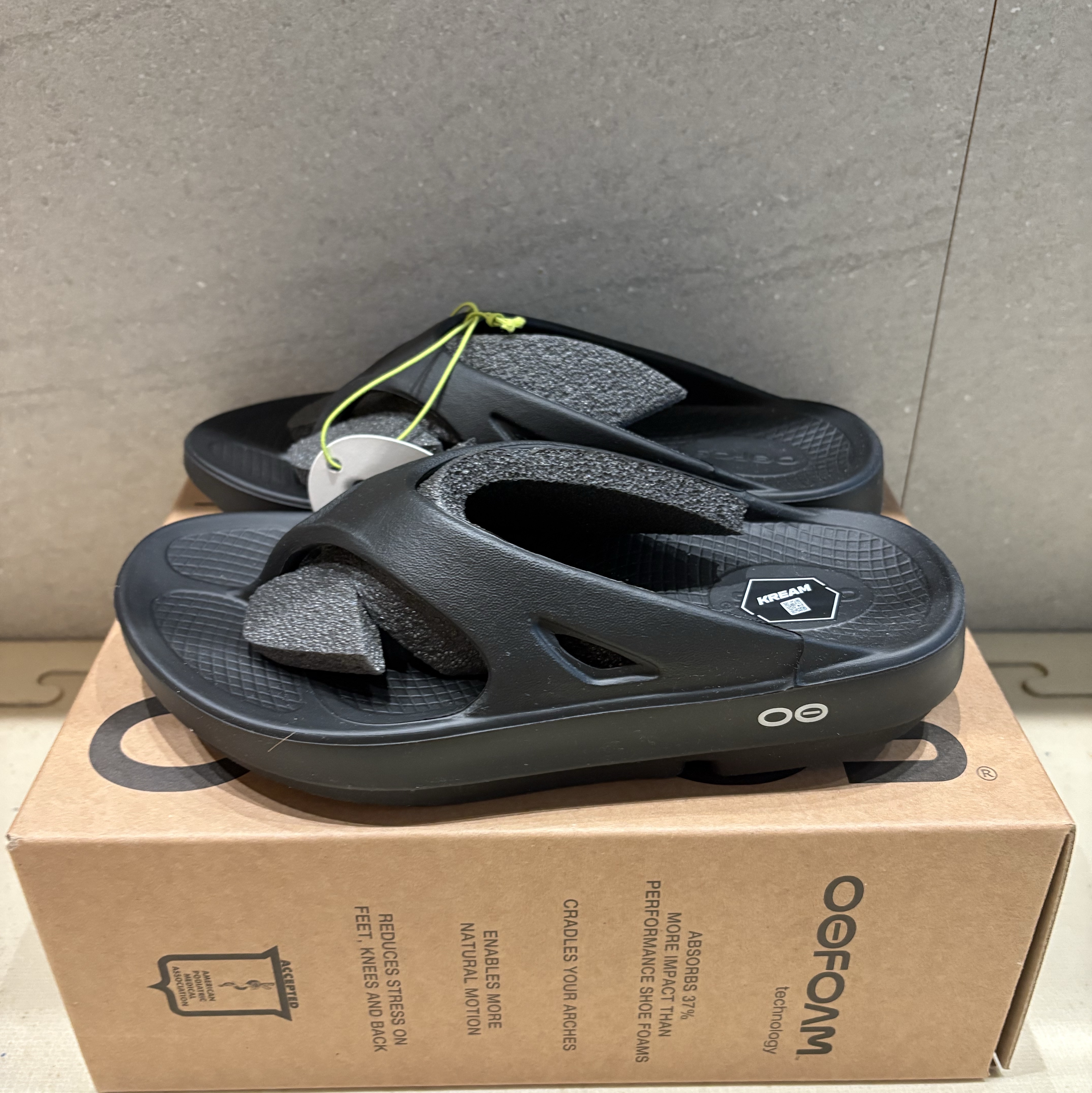 Oofos OOriginal Black 착용 스타일 - 4
