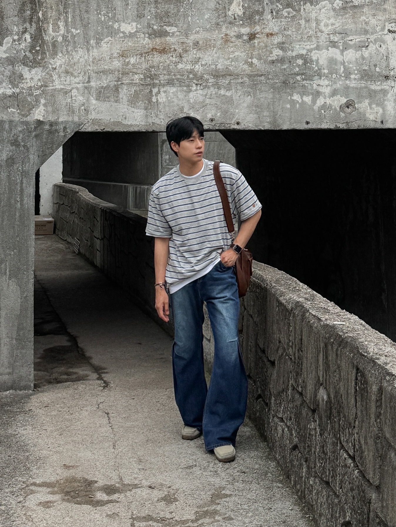 Knitted Stripe Leathrer Heart T-Shirt Grey 착용 스타일
