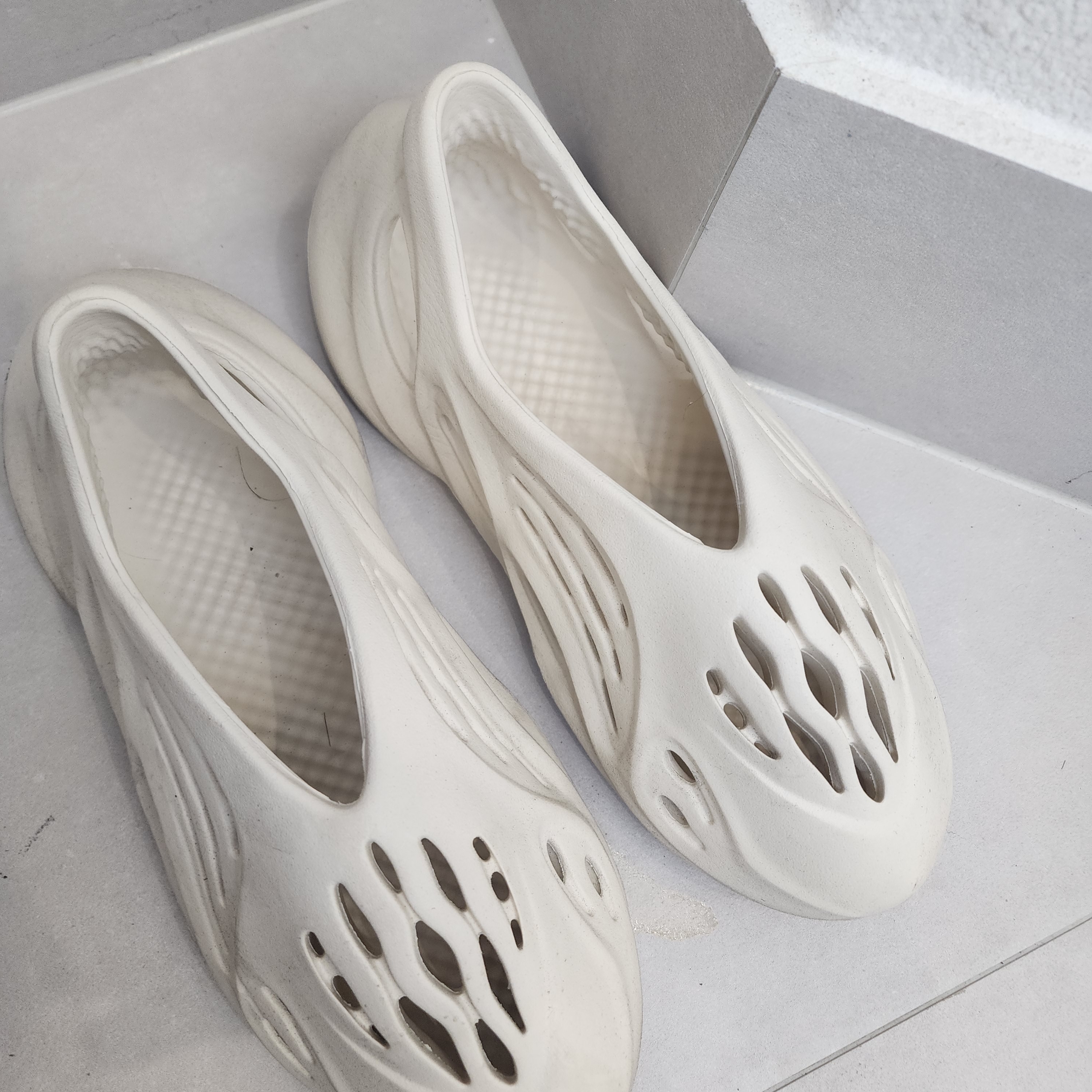 Adidas Yeezy Foam RNNR Sand 착용 스타일