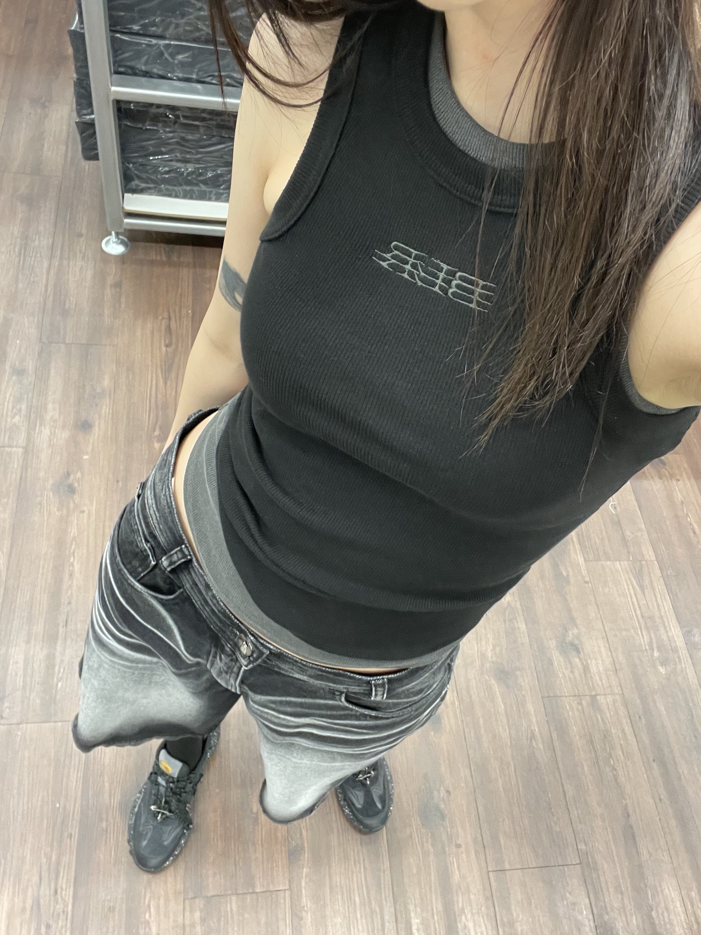 BLR Double BLR Logo Sleeveless Black, BLR Double BLR Logo Sleeveless Grey 착용 스타일 - 1