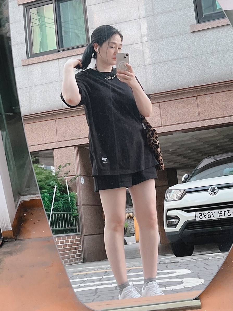 Our Legacy Ladon Leather Keychain Black, Emis New Leopard Corduroy Eco Bag Beige 착용 스타일 - 2