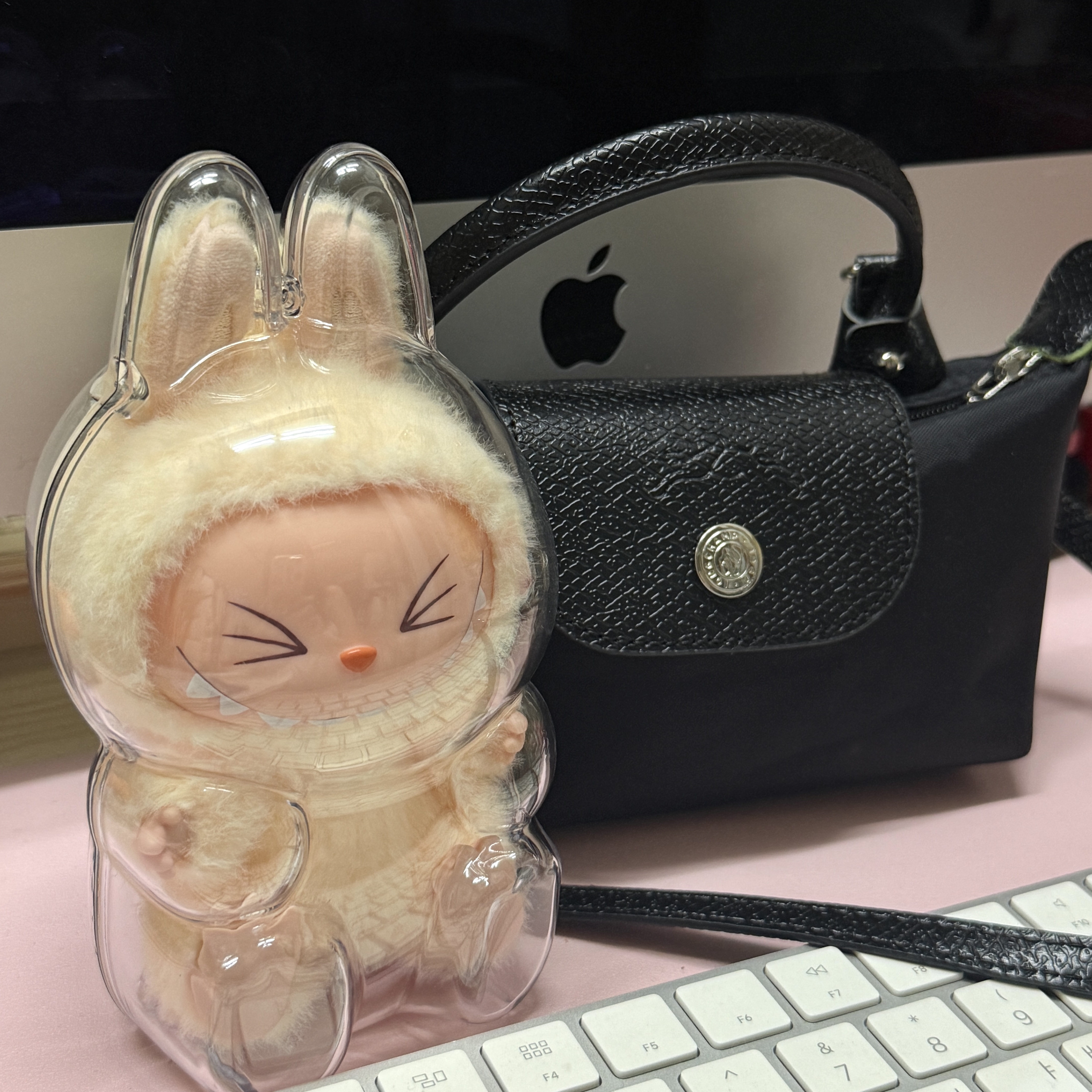 Pop Mart Labubu Let's Play Together Doll Series Sisi Keyring (Opened Case), Pop Mart Labubu Let's Play Together Doll Series Hehe Keyring (Opened Case) 착용 스타일 - 1