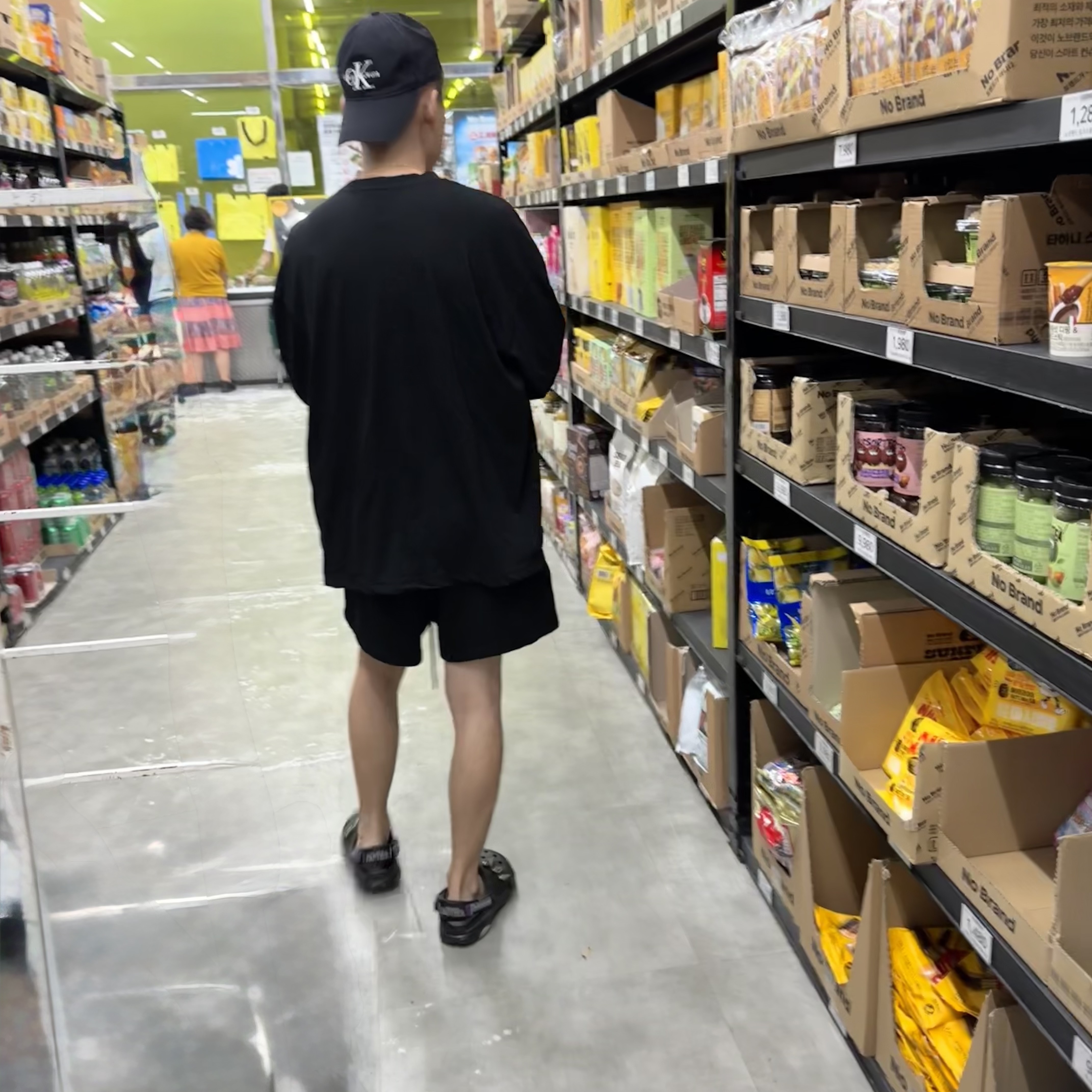 Essentials Sweatshorts Black - 24SS, Crocs x Black Panther All Terrain Clog Black 착용 스타일 - 1